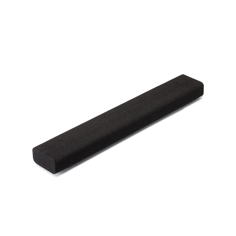 Barre de son noire. Forme rectangulaire avec bords arrondis. La barre de son est sur un fond blanc.
