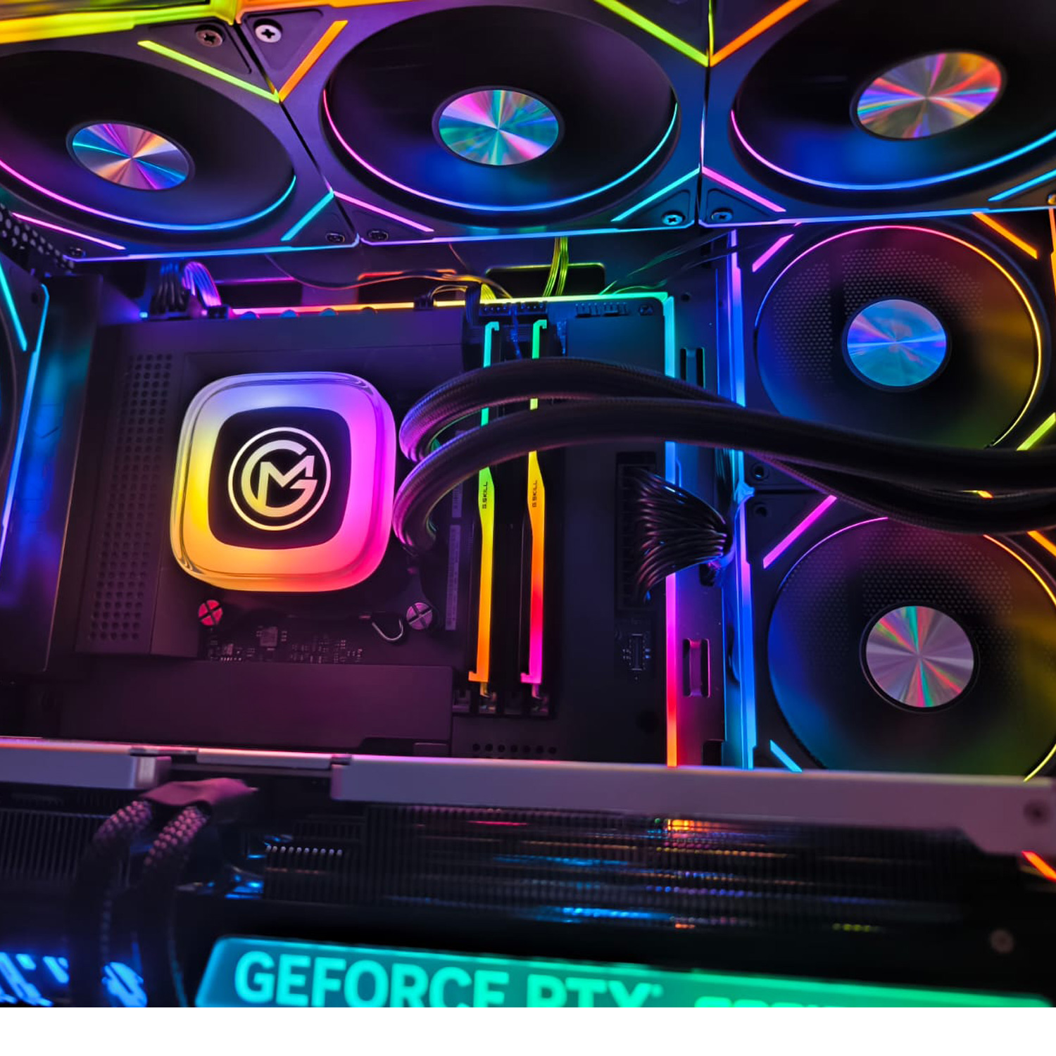 Offenes Computergehäuse mit Lüftern und Komponenten, beleuchtet von farbigen LEDs. Dunkler Hintergrund.