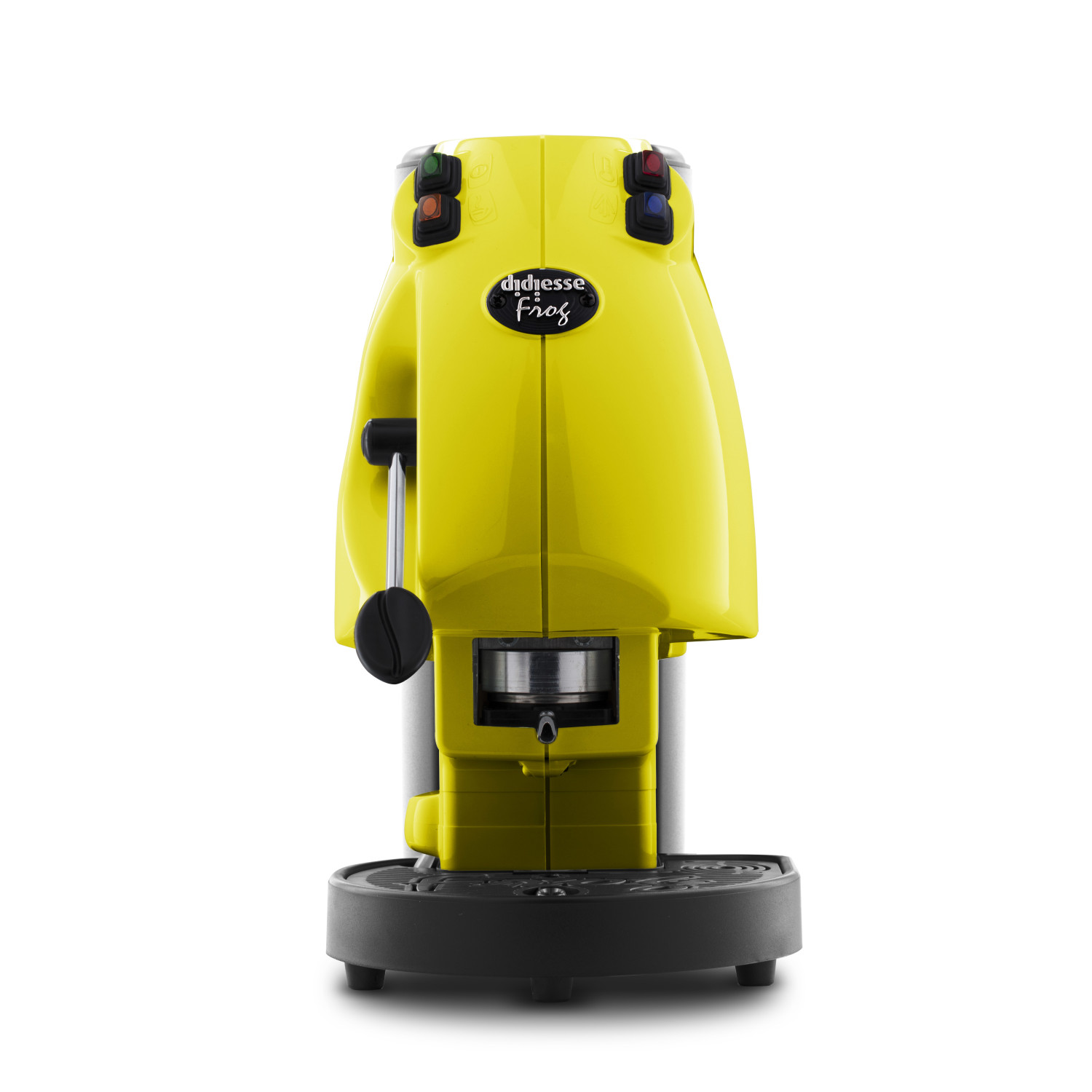 Kobieta opróżnia odkurzacz. Pojemnik jest na pierwszym planie.