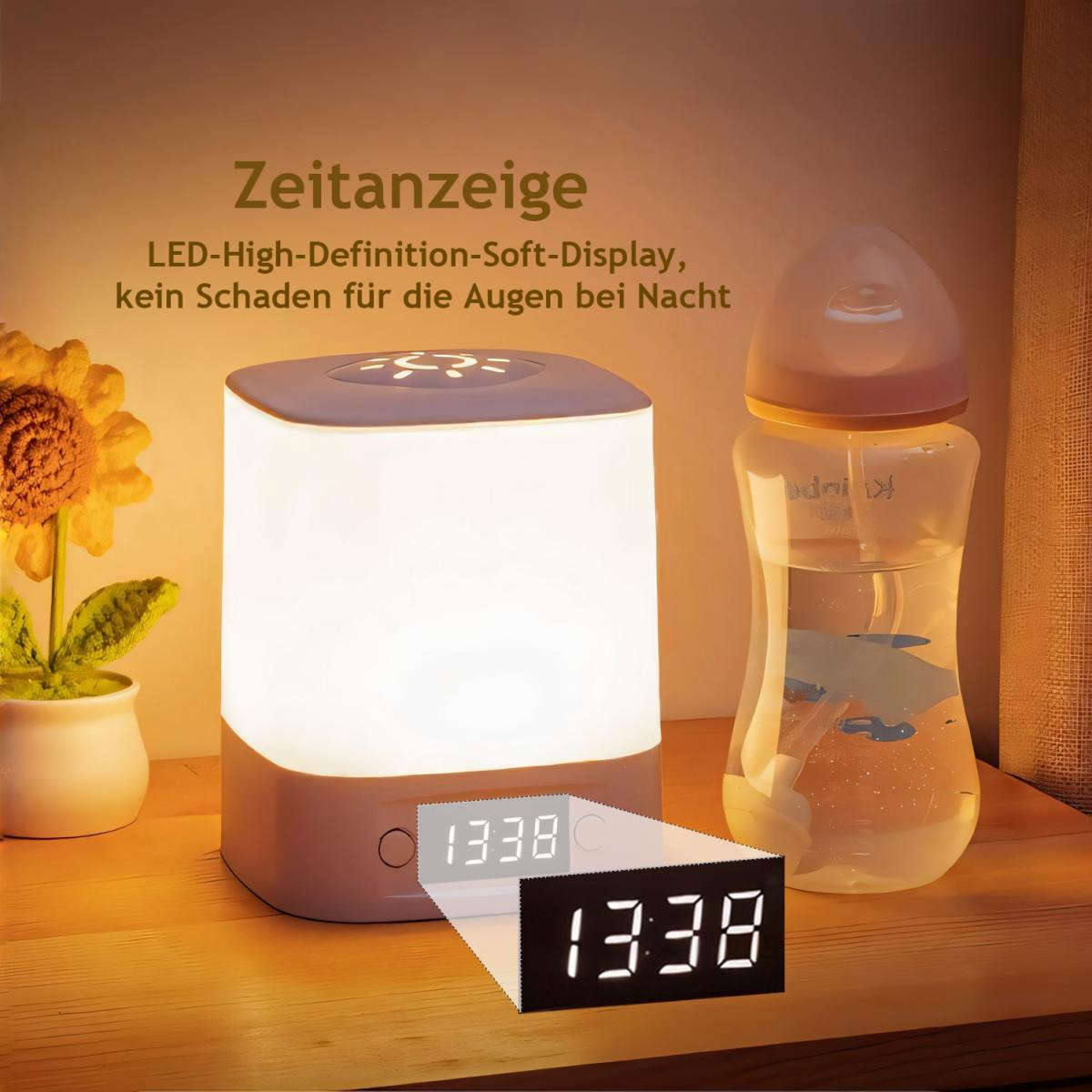 Ein Nachtlicht mit der Uhrzeit 13:38, eine Babyflasche und eine Topfsonnenblume.
