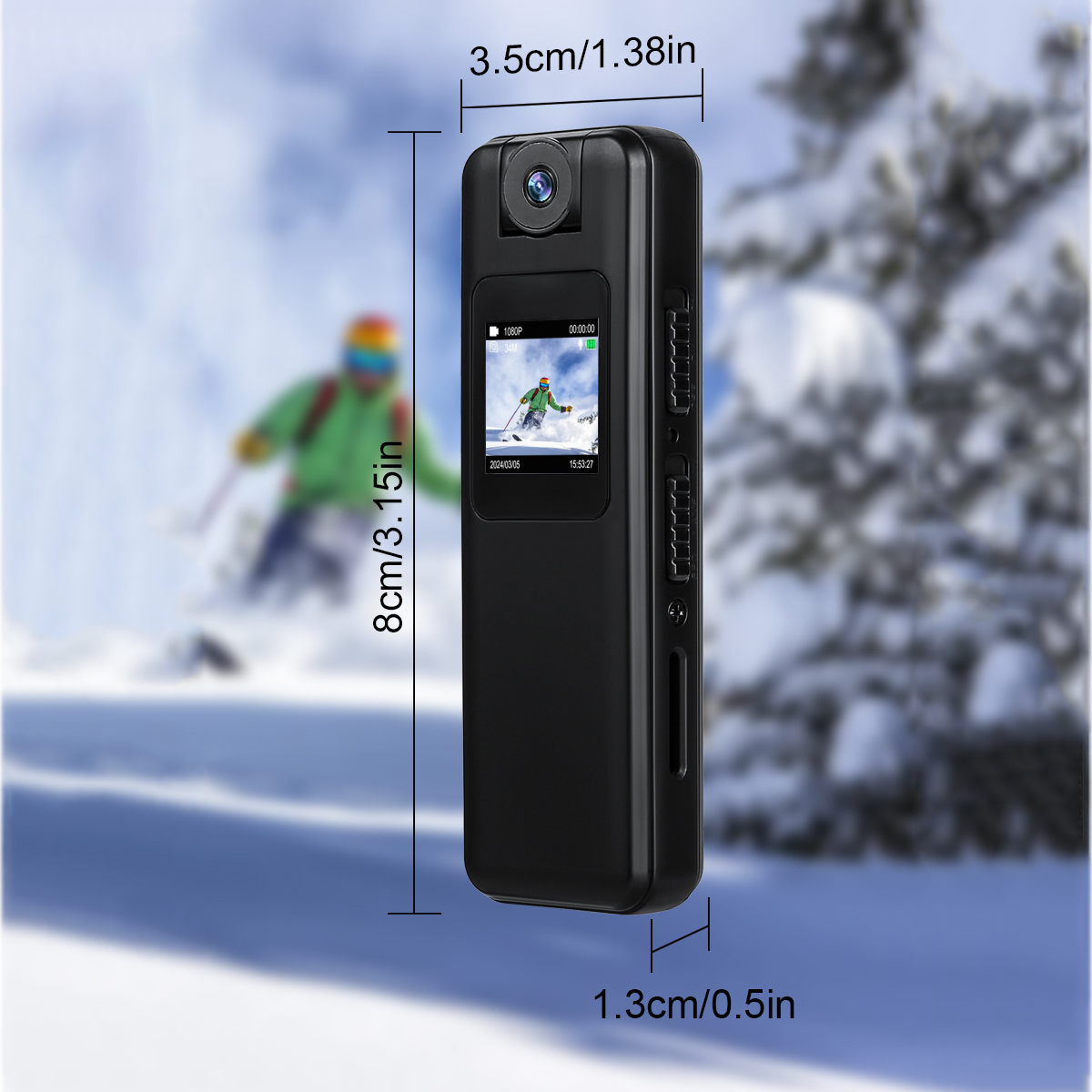 Eine schwarze Handkamera mit Bildschirm, Abmessungen werden angezeigt. Eine Person beim Skifahren im Hintergrund.