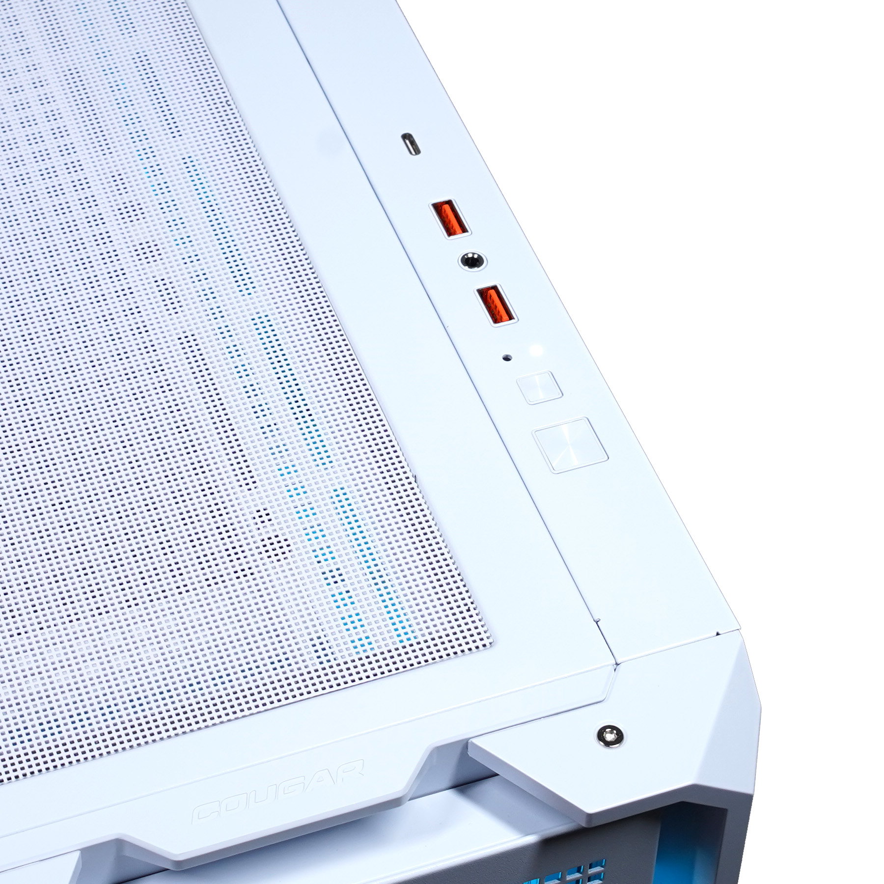 Eine Draufsicht auf ein weißes Computergehäuse mit Anschlüssen und einem Mesh-Frontpanel. Das Gehäuse steht auf weißem Untergrund.