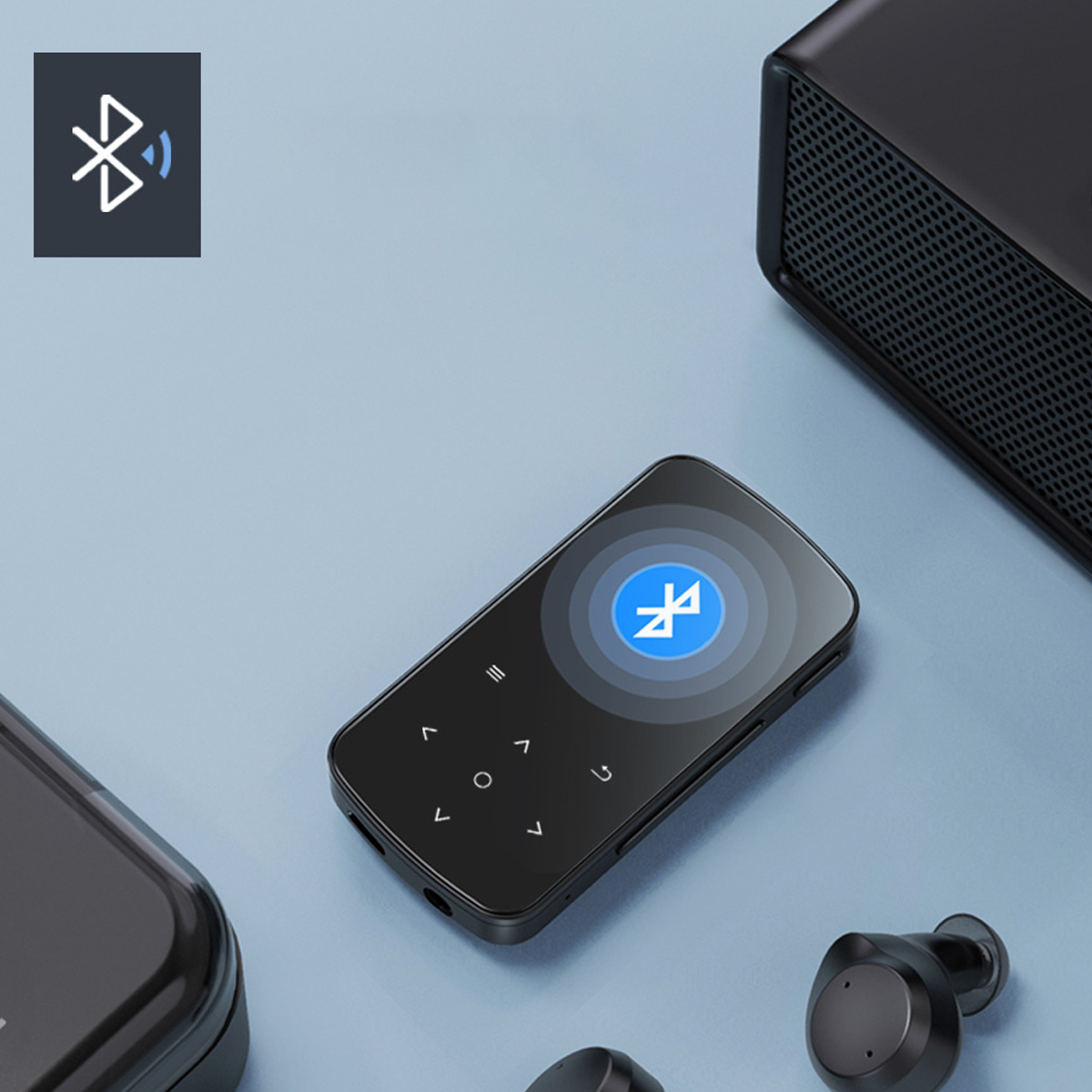 Ein kleiner schwarzer Bluetooth-Mediaplayer mit Tasten und Bluetooth-Kopfhörern auf blauem Untergrund.
