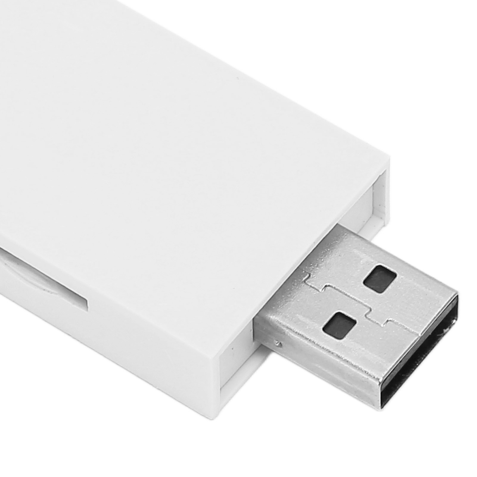 Ein weißer USB-Stick mit USB-Anschluss, Nahaufnahme auf weißer Oberfläche.
