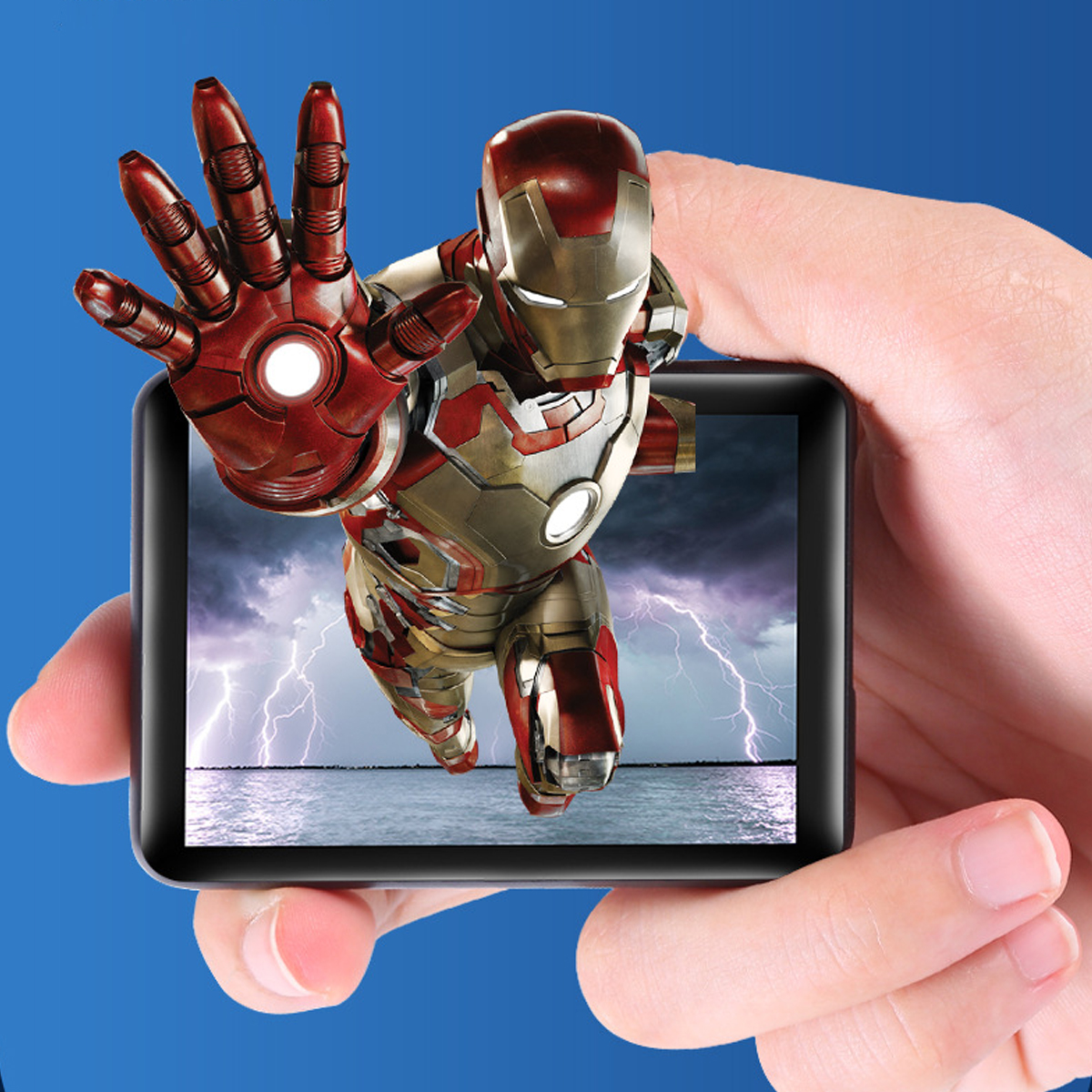 Eine Hand hält ein Telefon, auf dem Iron Man mit Blitzen im Hintergrund zu sehen ist.
