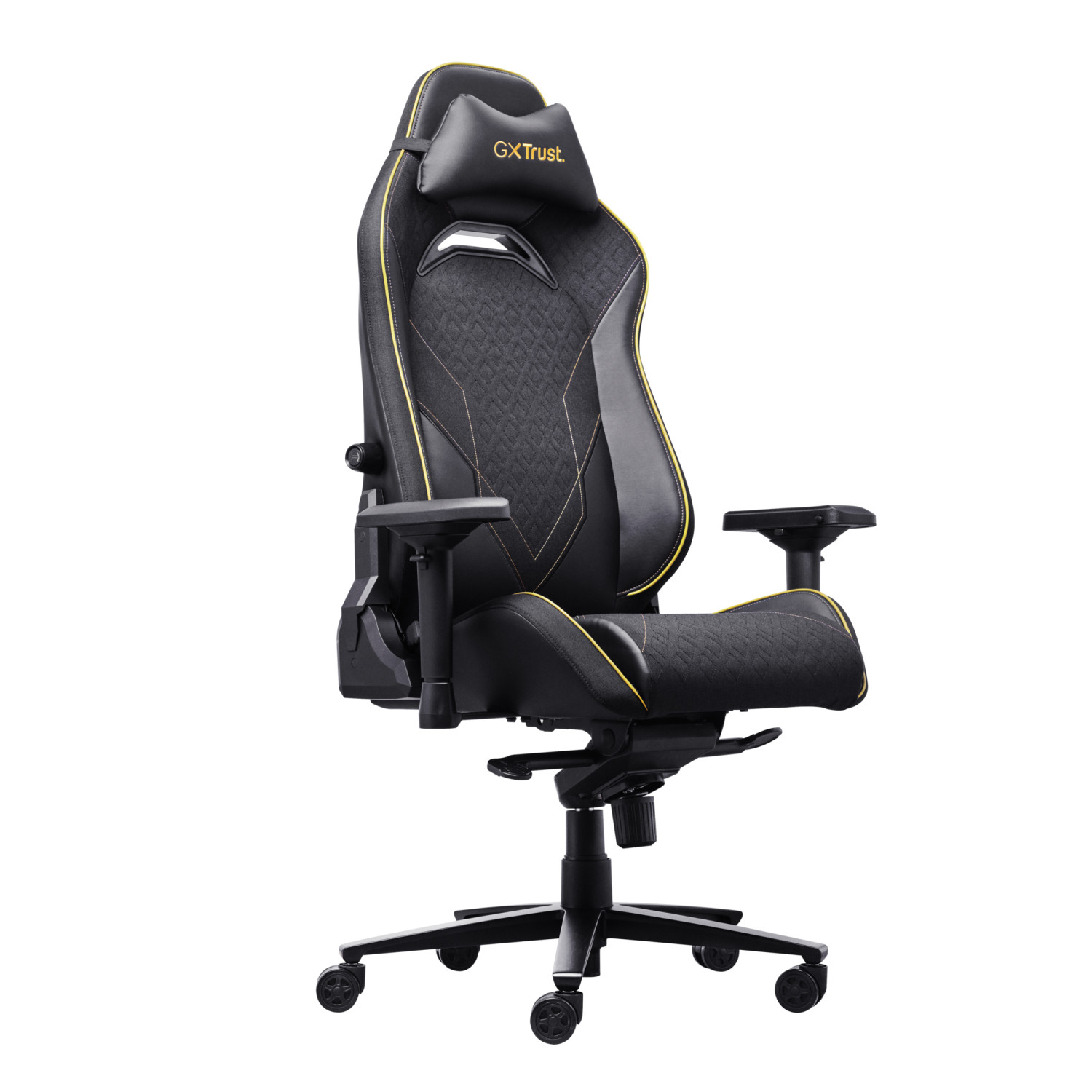 Schwarzer und gelber Gaming-Stuhl mit Kopfstütze, Armlehnen und Rollen. Weißer Hintergrund.