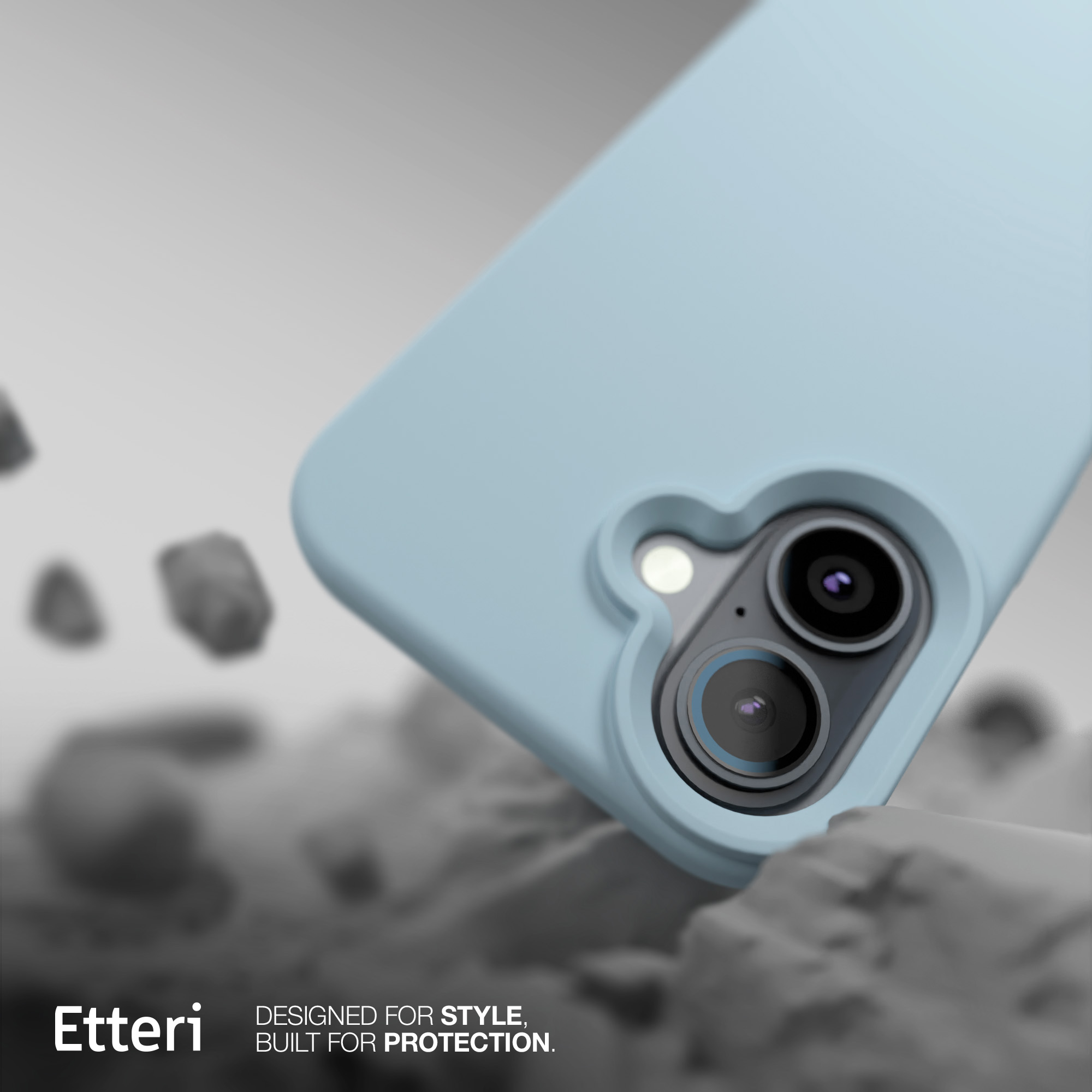 Hellblaue Handyhülle mit Kameraausschnitt und unscharfem Hintergrund. Markenname 'Etteri'.