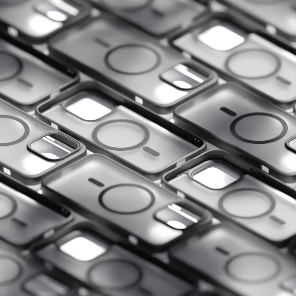 Wiele etui na telefony z przezroczystym tyłem i czarną ramką. Są pod kątem i na ciemnej powierzchni.