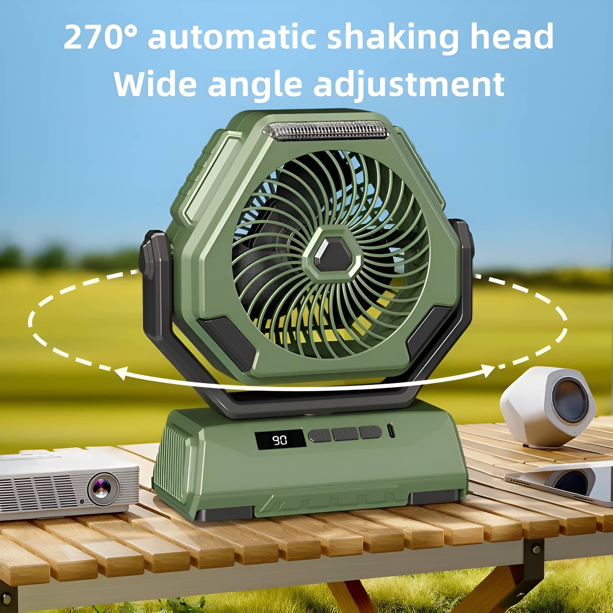 Grüner Ventilator mit Digitalanzeige auf Holztisch, mit weißem Lautsprecher, und blauem Himmel.