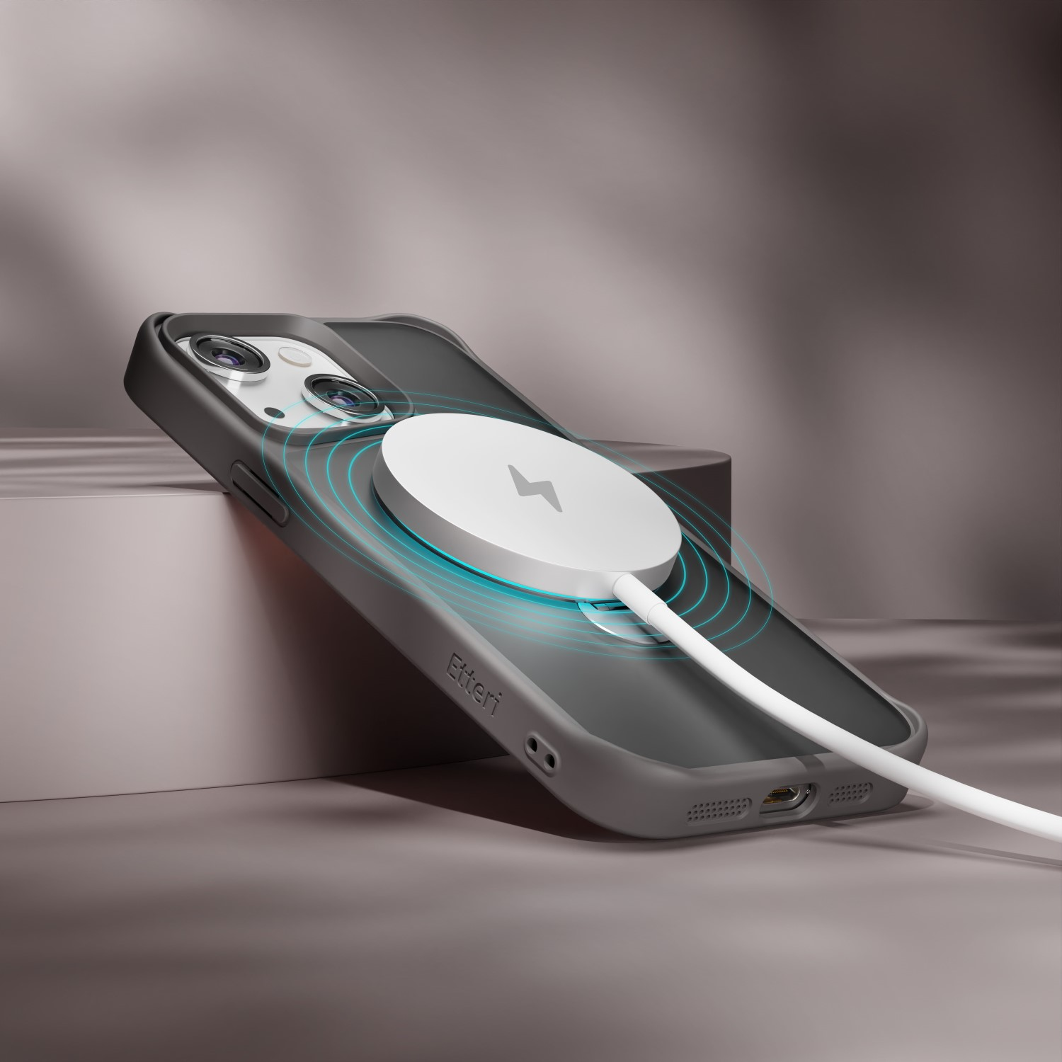 Un telefono si ricarica in modalità wireless. Ha un pad di ricarica bianco, con un simbolo di fulmine.