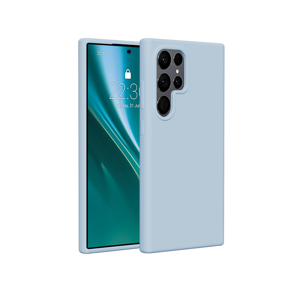 Niebieski telefon i etui. Telefon wyświetla godzinę. Trzy kamery z tyłu. Białe tło.
