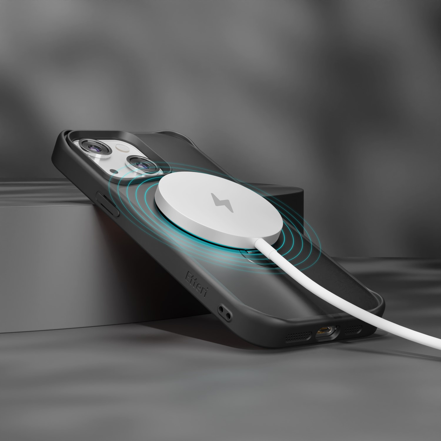 Czarne etui na telefon z białą tarczą ładującą. Kabel ładujący jest podłączony do telefonu.