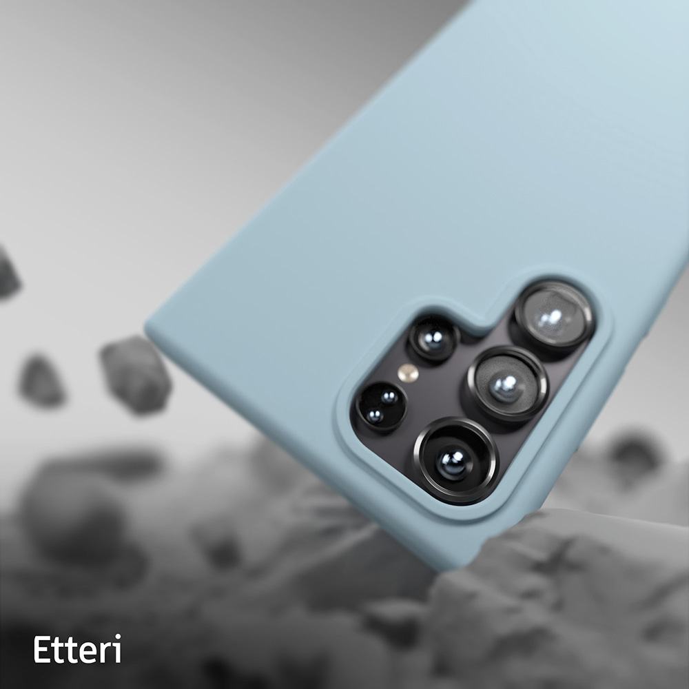 Jasnoniebieskie etui na telefon z widocznym telefonem i aparatami, na jasnoszarej powierzchni.