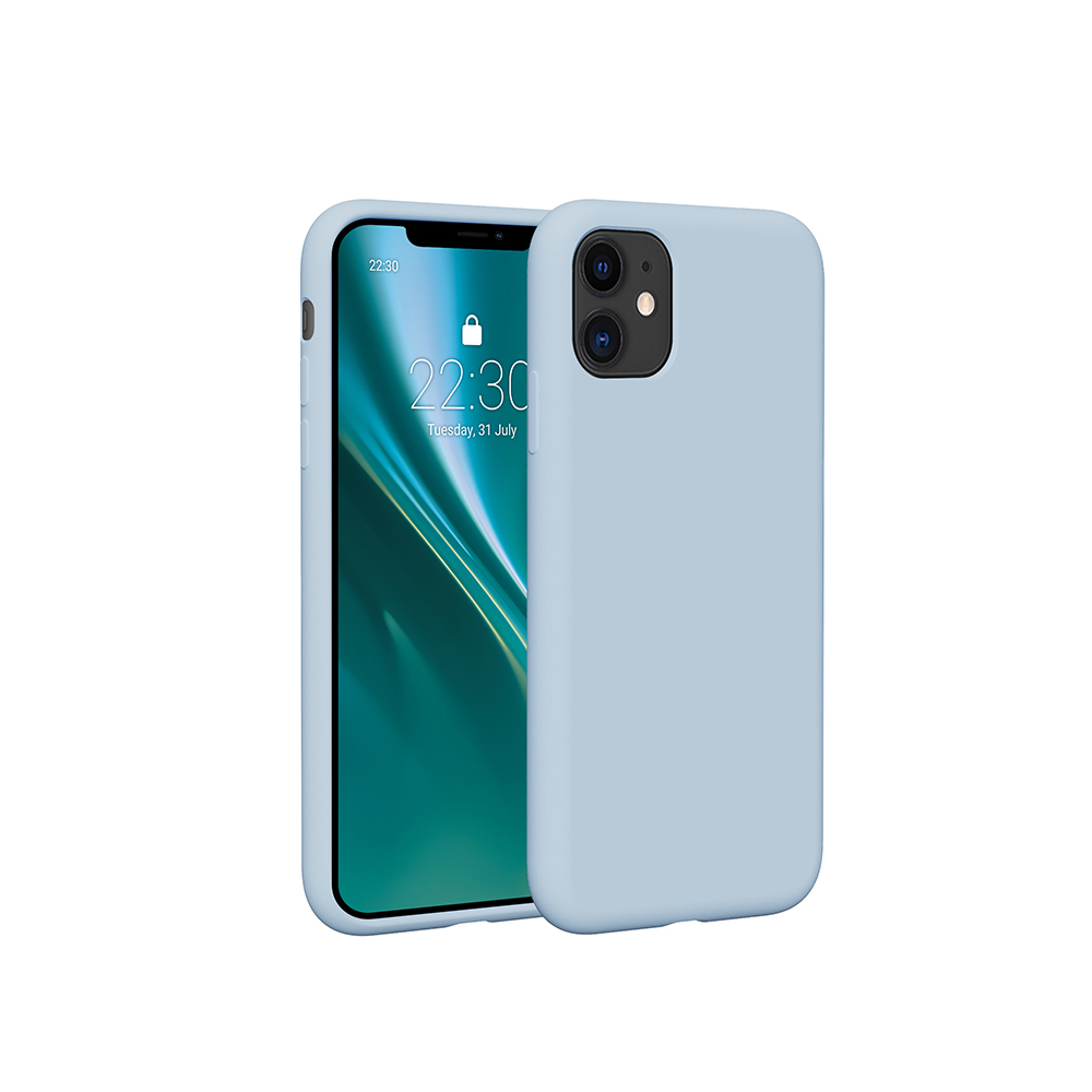 Telefono azzurro con custodia azzurra, che mostra l'ora, su sfondo bianco.