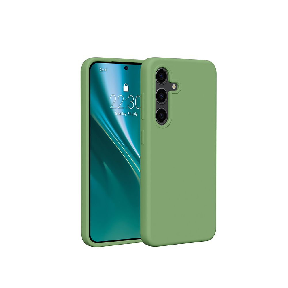 Telefono verde con custodia verde. Lo schermo è acceso e mostra l'ora. Sfondo bianco.