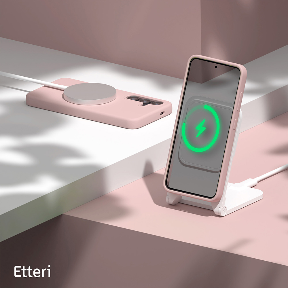 Un telefono si carica in modalità wireless con una custodia rosa, un caricabatterie wireless e una custodia per telefono.