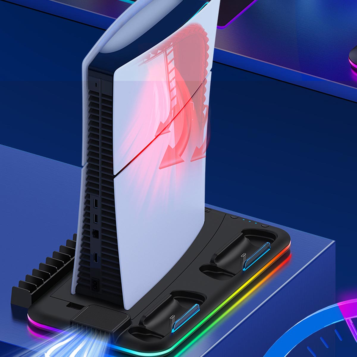 PS5-Konsole auf einem Ladeständer mit Controllern. Rote Pfeile zeigen den Lüfter an.