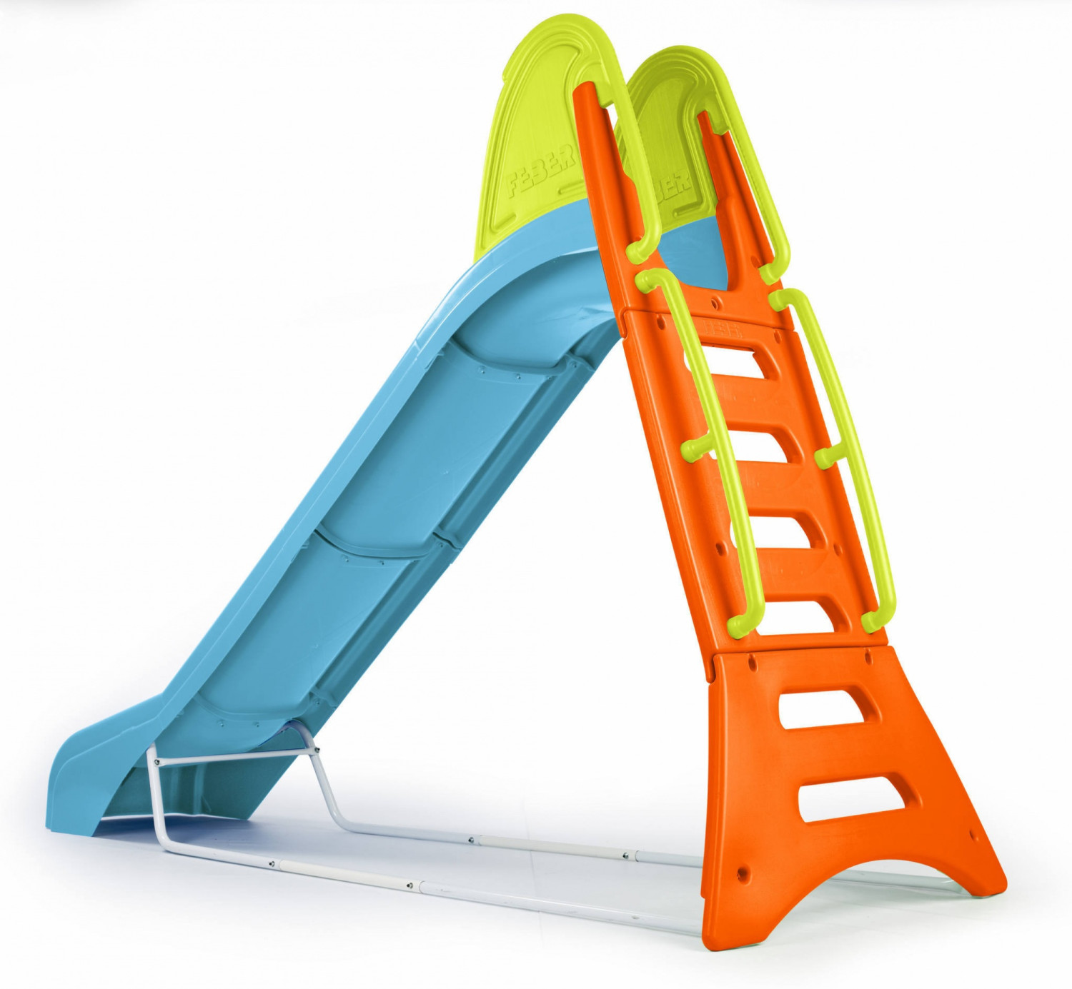 Uno scivolo in plastica blu e arancione con gradini su sfondo bianco.