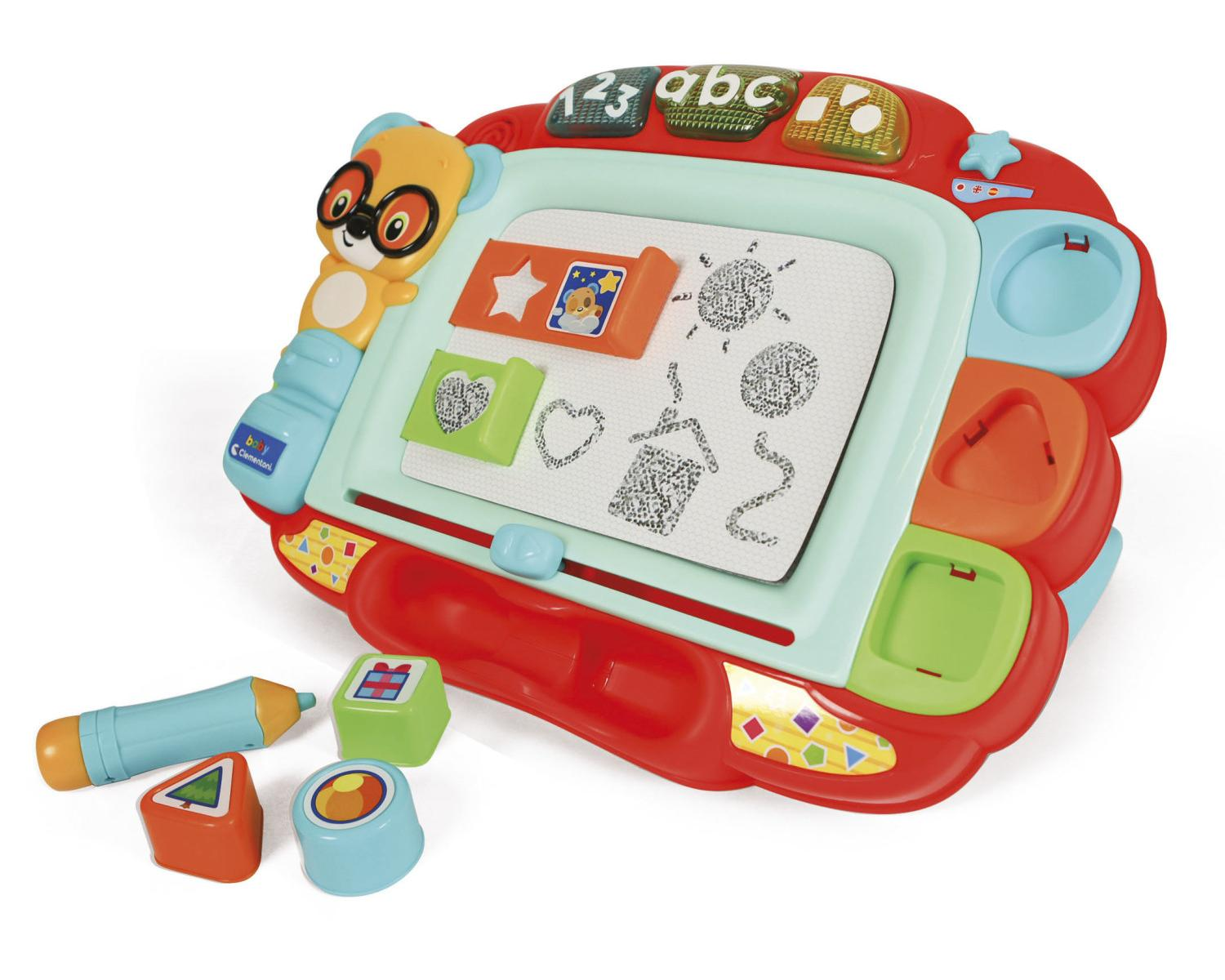 Kolorowa tablica do rysowania z zabawkami z kształtami i ołówkiem. Z boku jest miś.