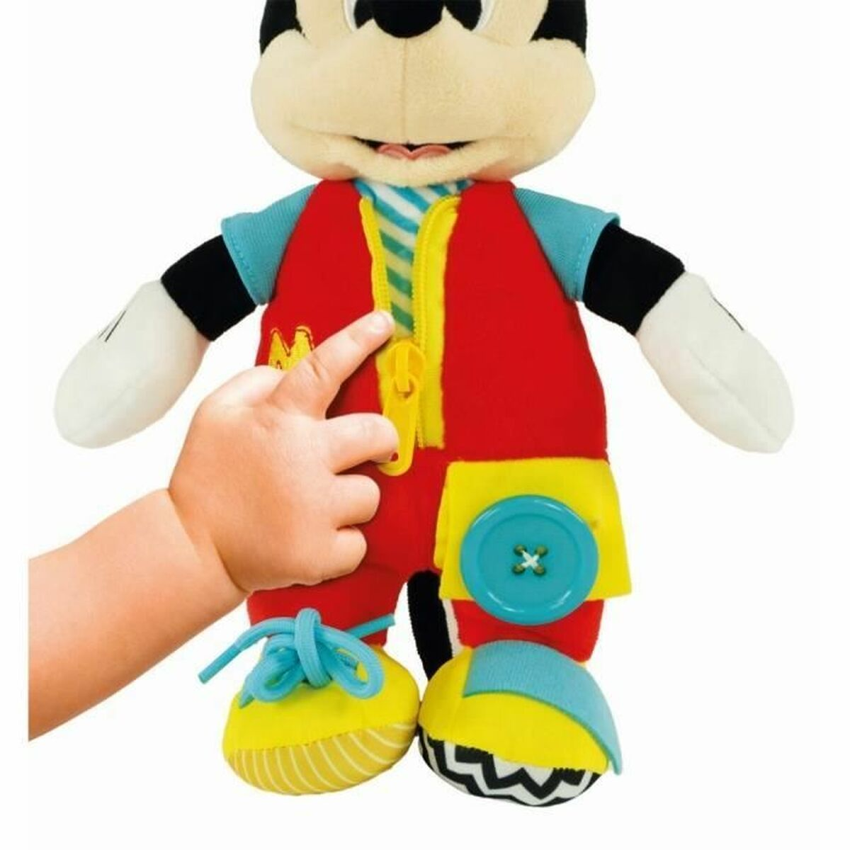 Micky Maus Plüschtier mit Kinderhand, Knöpfe und Reißverschluss zeigend.
