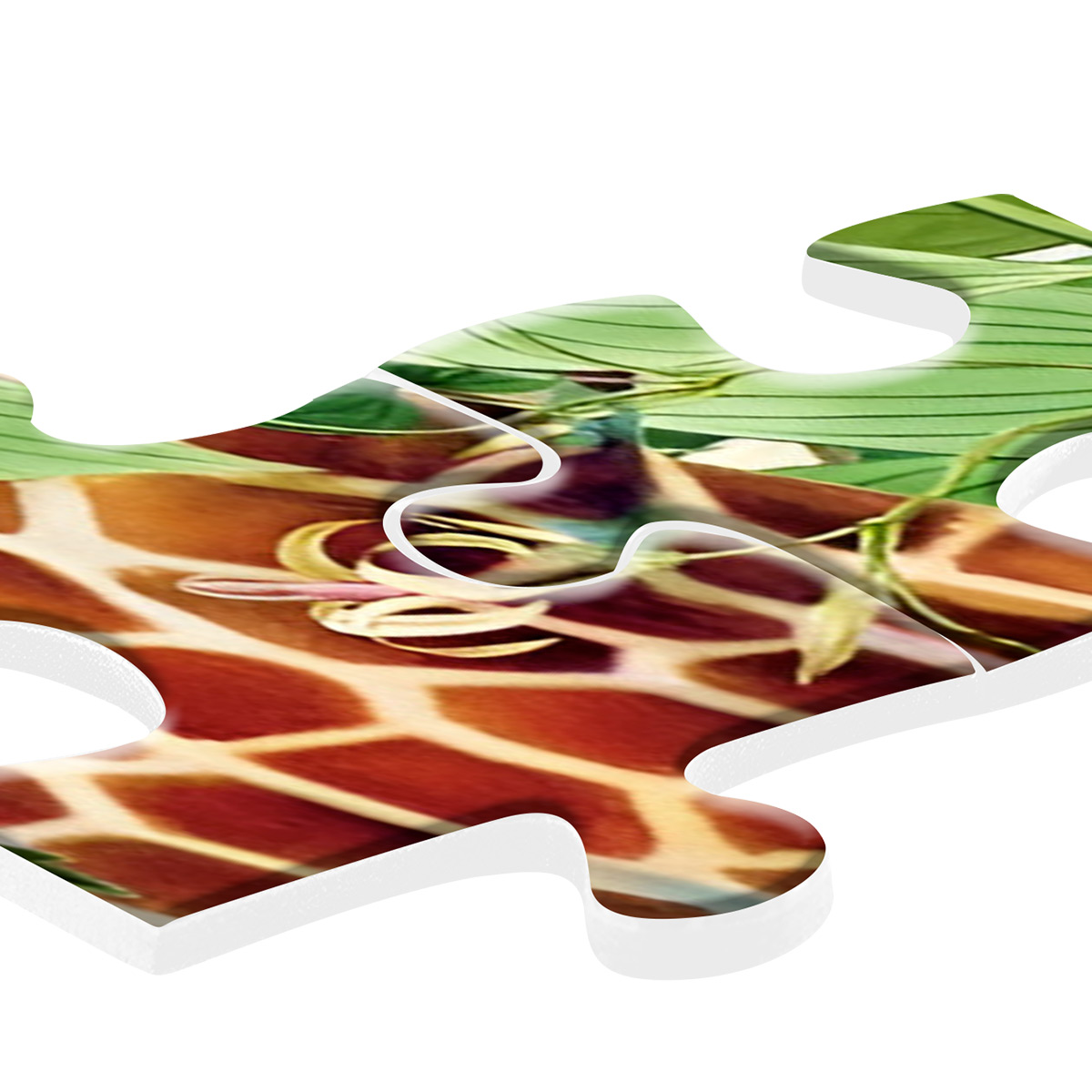 Primo piano di un pezzo di puzzle di giraffa, che mostra il motivo della pelle di giraffa e foglie verdi.