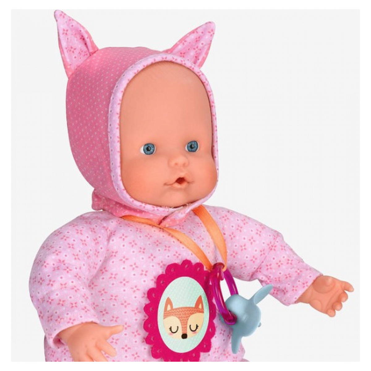 Una muñeca con un gorro rosa con orejas, un vestido rosa y un diseño floral.