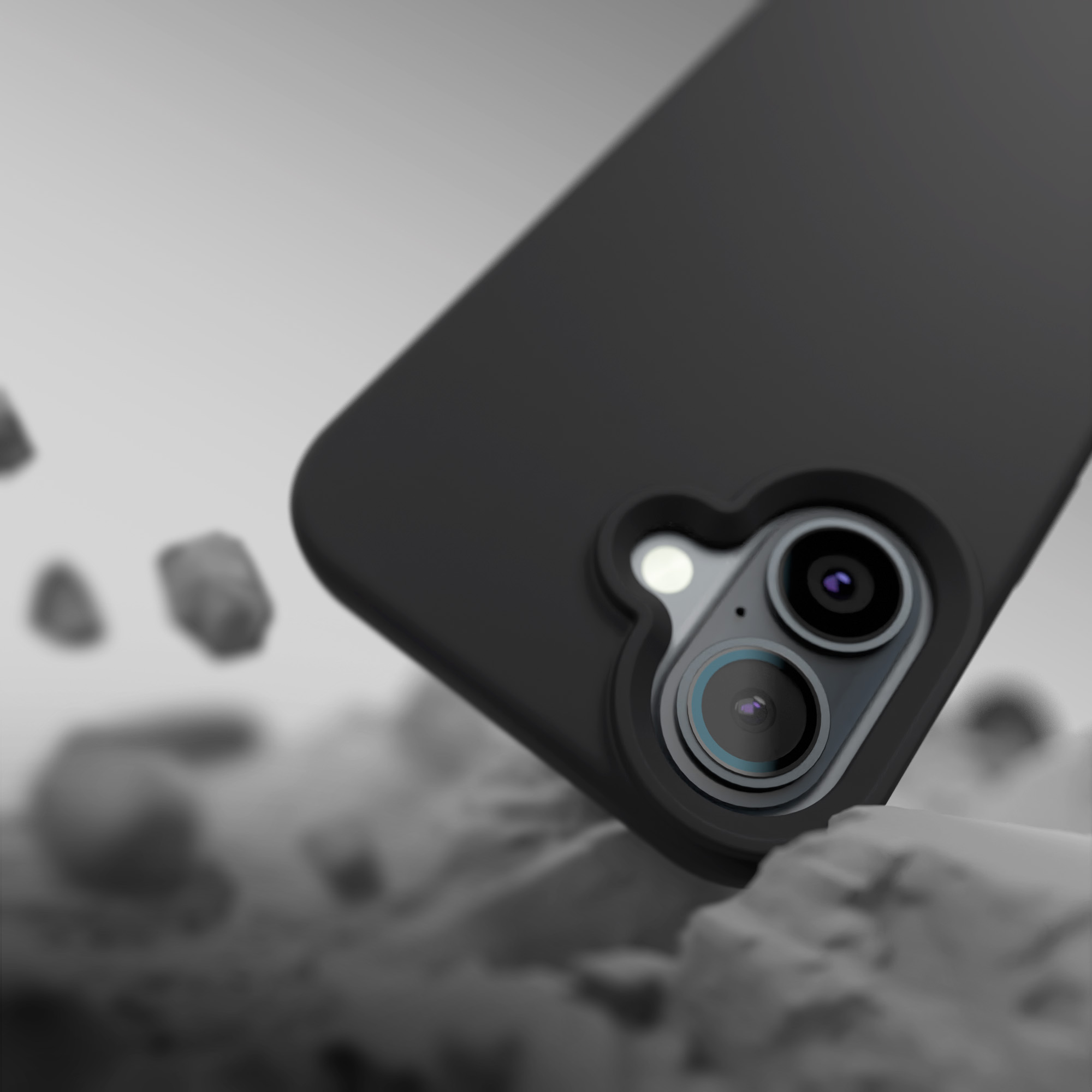 Custodia nera per telefono, obiettivo della fotocamera visibile. Sfondo ruvido.
