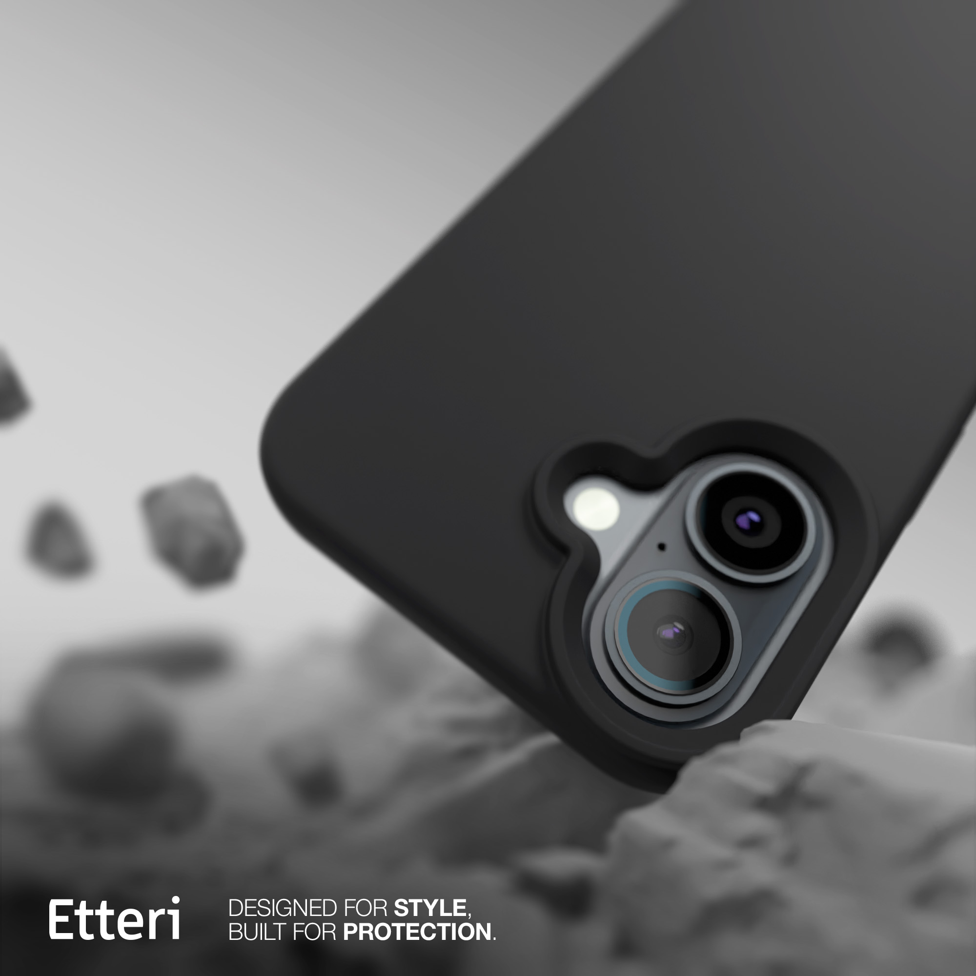 Custodia con lenti della fotocamera visibili. Rocce sullo sfondo. Logo Etteri bianco.