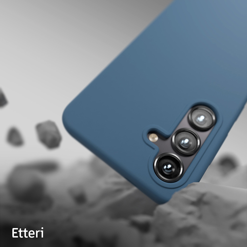 Eine blaue Handyhülle mit drei Kameralinsen auf grauem Hintergrund mit Felsen. Etteri-Logo.