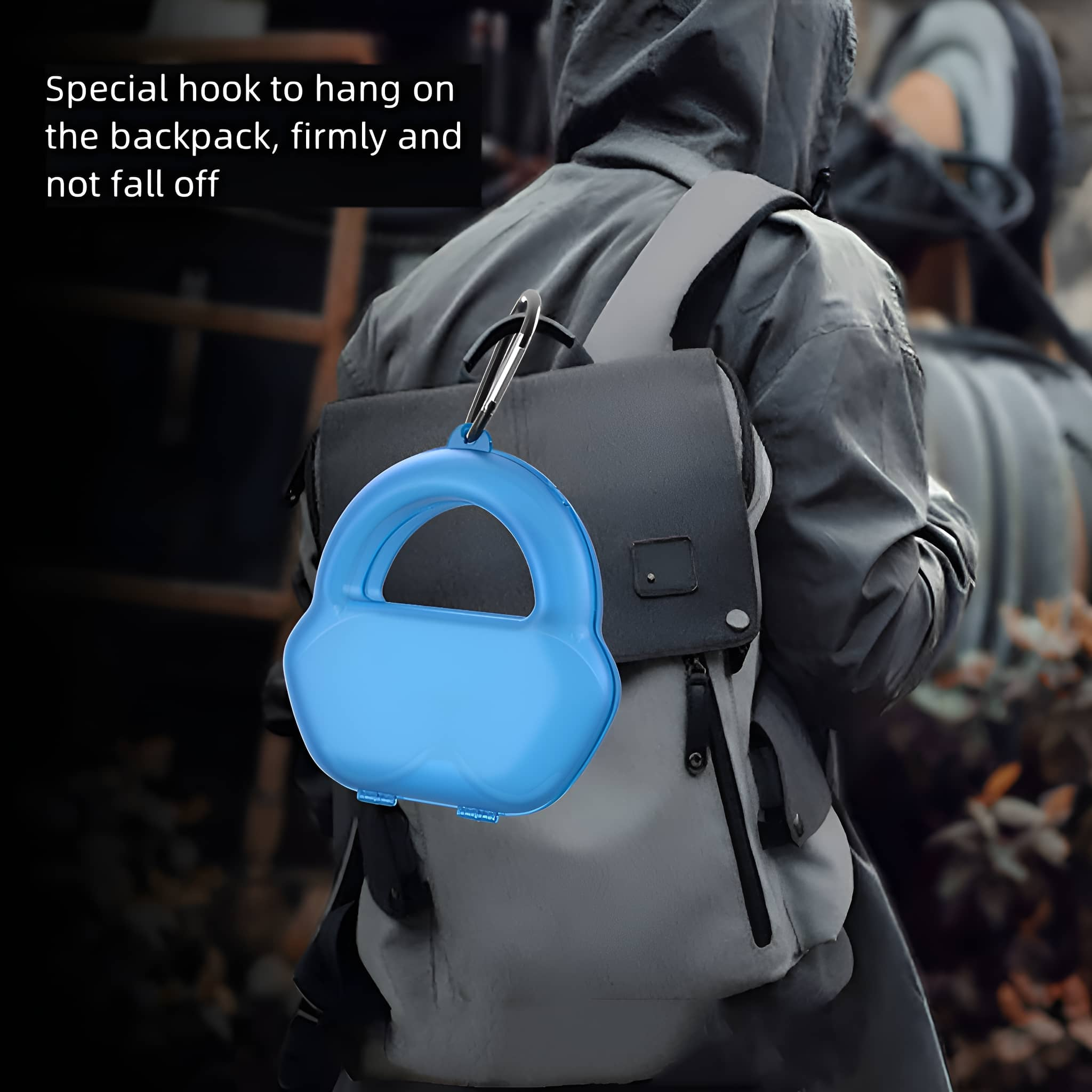 Eine blaue Hülle, mit einem Metallverschluss an einem Rucksack befestigt. Eine Person trägt den Rucksack.