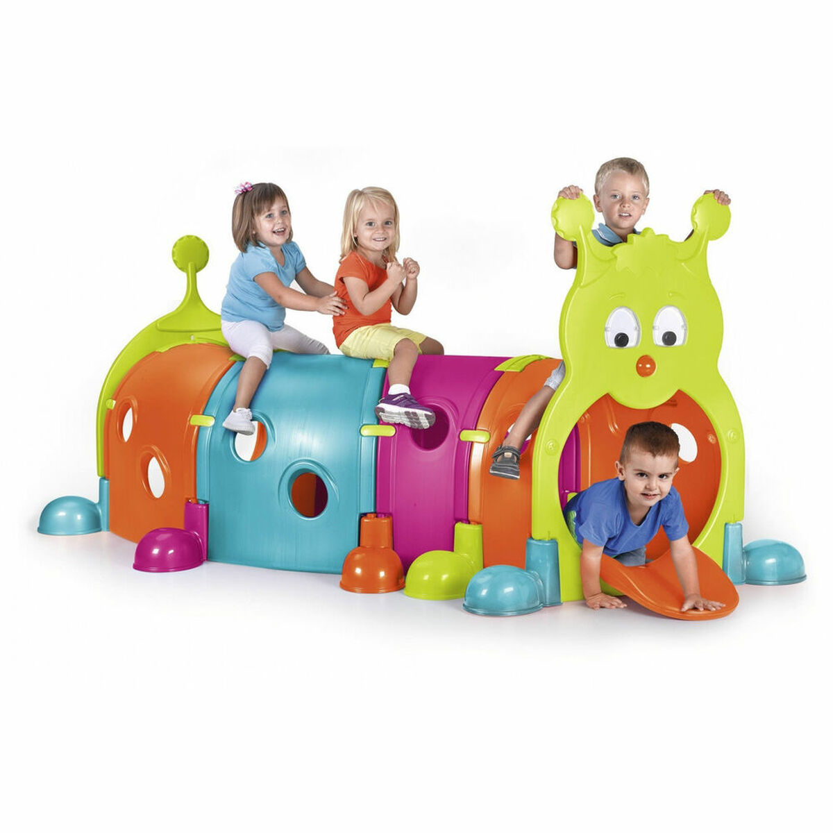Niños jugando en una estructura de oruga de plástico de colores. Fondo blanco.