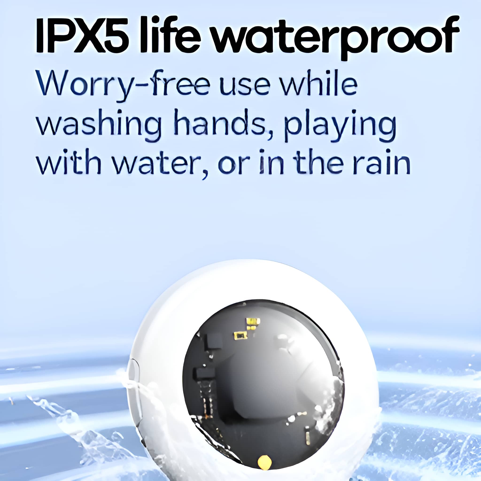 Ein weißes Gerät wird mit spritzendem Wasser gezeigt. Text: IPX5 lebenslang wasserdicht.