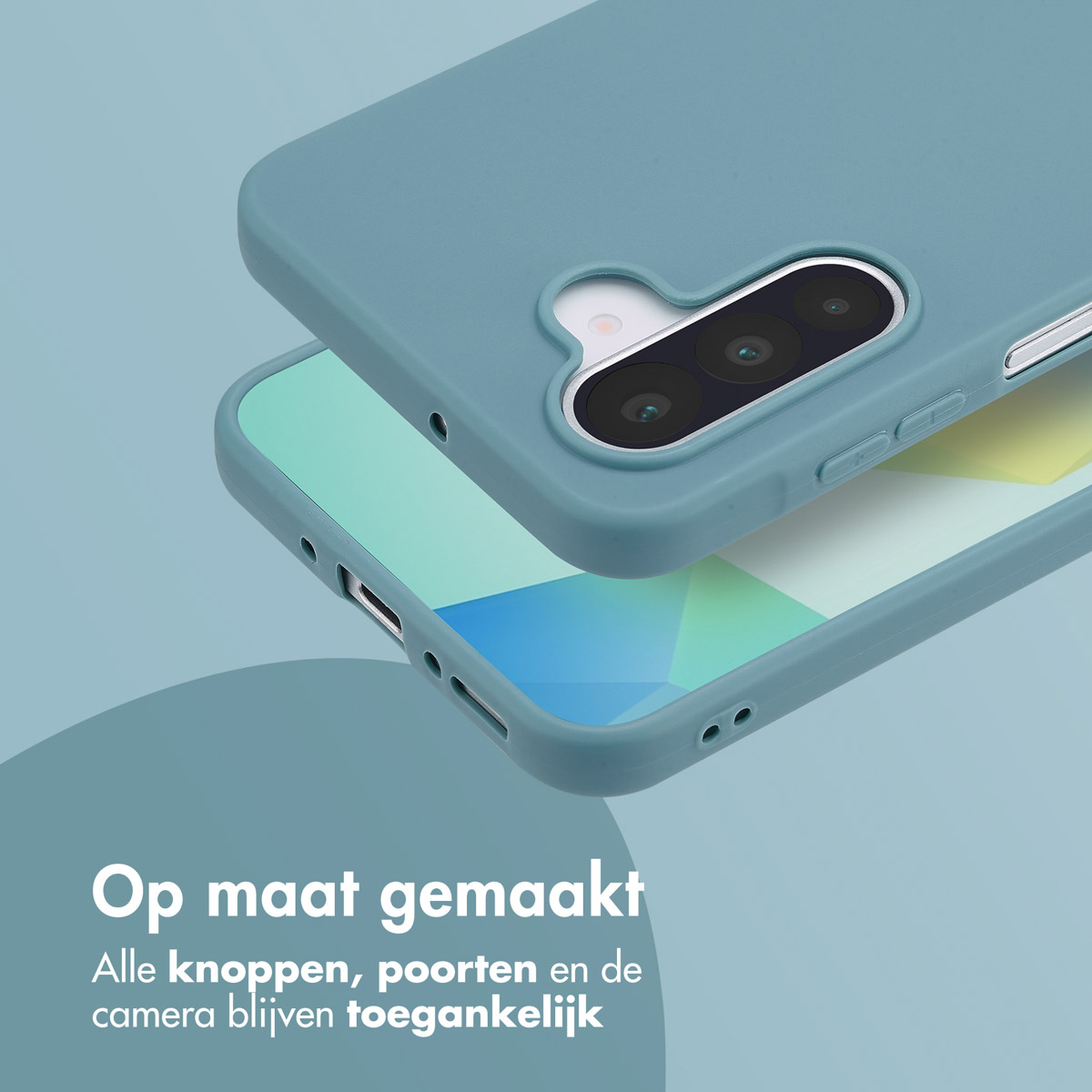 Coque de téléphone bleue, légèrement ouverte, montrant l'arrière du téléphone. Fond blanc, texte : 'Op maat gemaakt'.