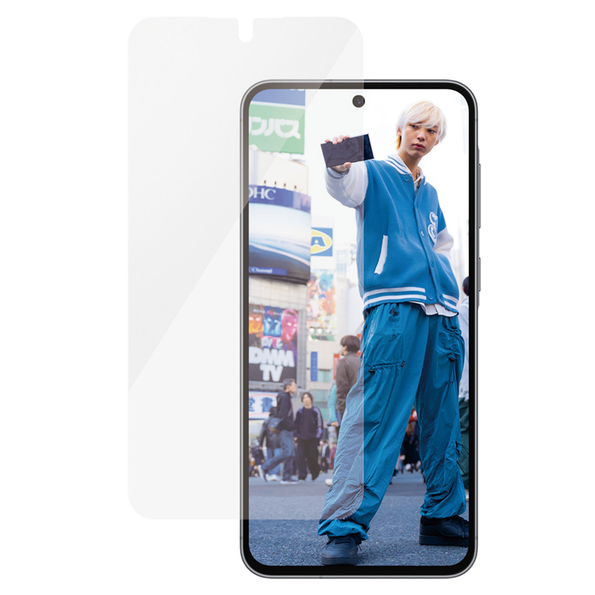 Een telefoon met een schermbeschermer, een persoon op een stadsstraat.