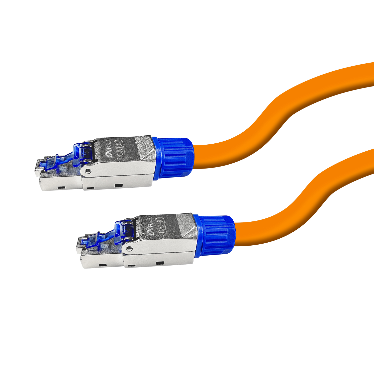 Zwei orangefarbene Netzwerkkabel mit blauen und silbernen Steckern. Weißer Hintergrund.