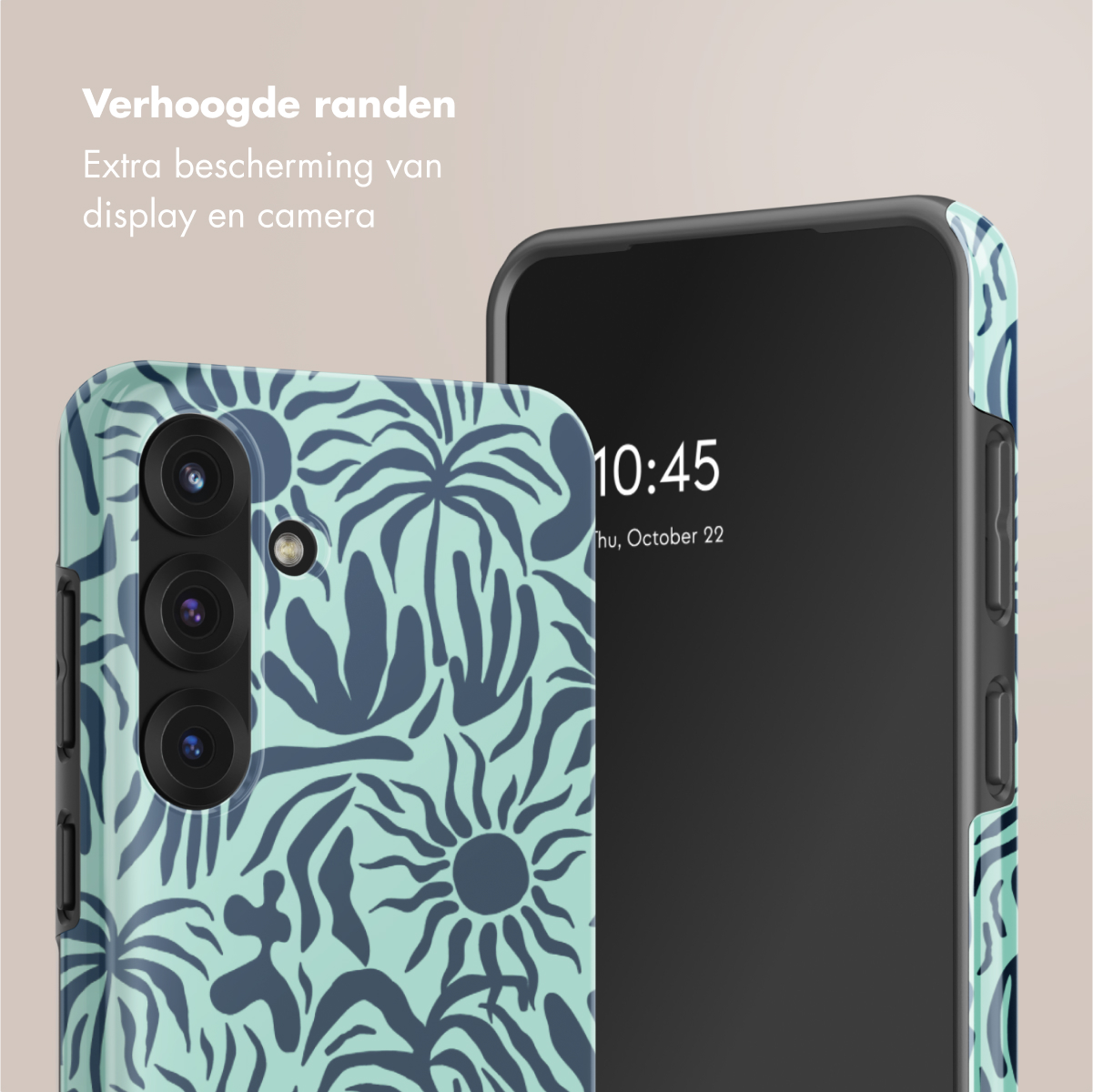 Close-up van telefoonhoesje met bloemenontwerp, en een telefoon met de tijd.