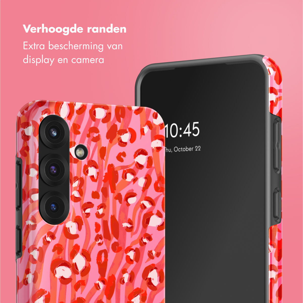 Telefoonhoesje met roze en rood patroon, telefoon met zwart scherm. Close-up van de telefoon.