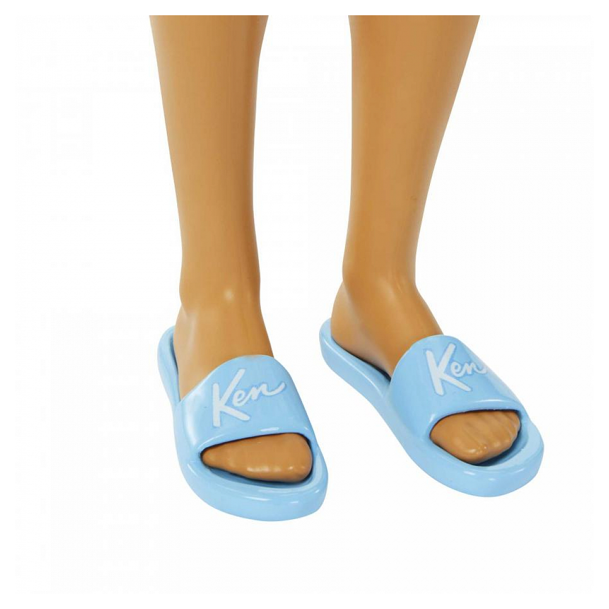 Zbliżenie nóg lalki w niebieskich sandałach z napisem 'Ken'.
