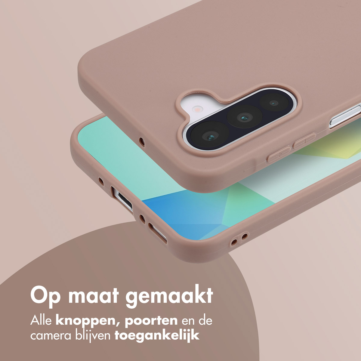 Coque de téléphone avec un téléphone, montrant les détails de la caméra et des ports, sur fond neutre.