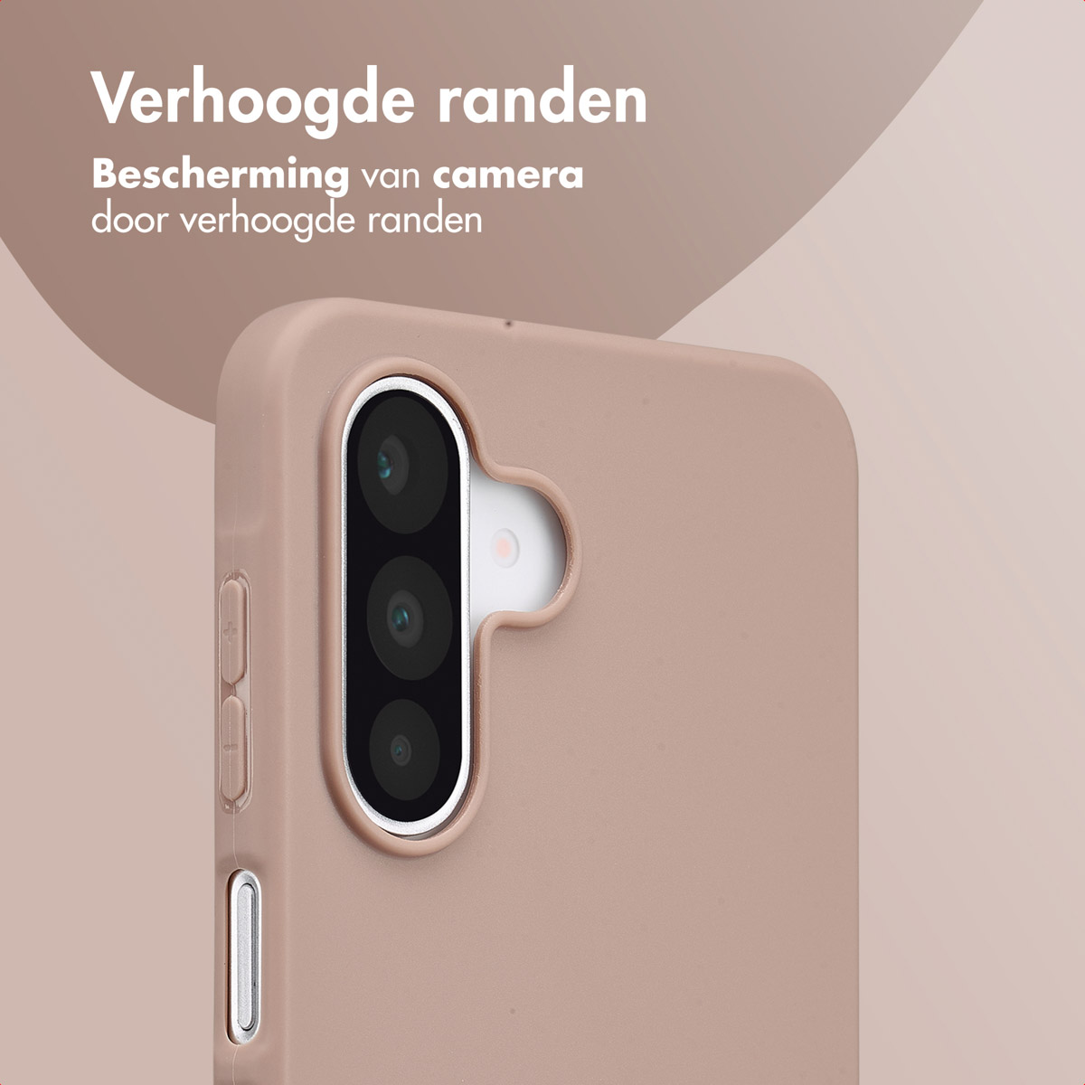 Gros plan sur la coque du téléphone. Coque rose avec trois caméras. Texte : Verhoogde randen, protection par bords relevés.