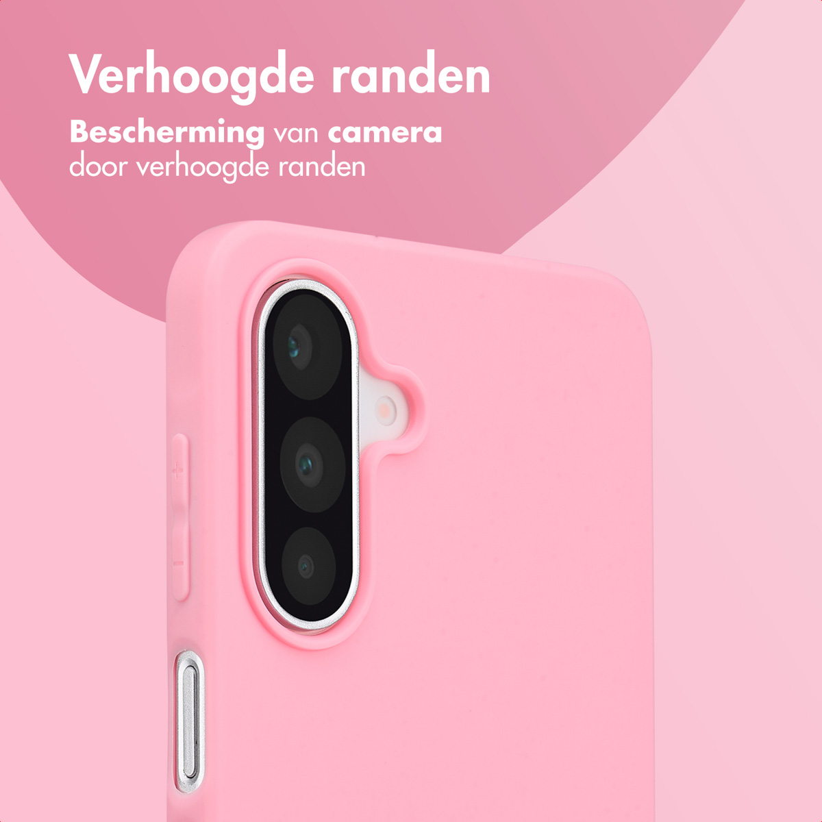 Close-up van een roze telefoonhoesje, met camera met verhoogde randen voor bescherming.