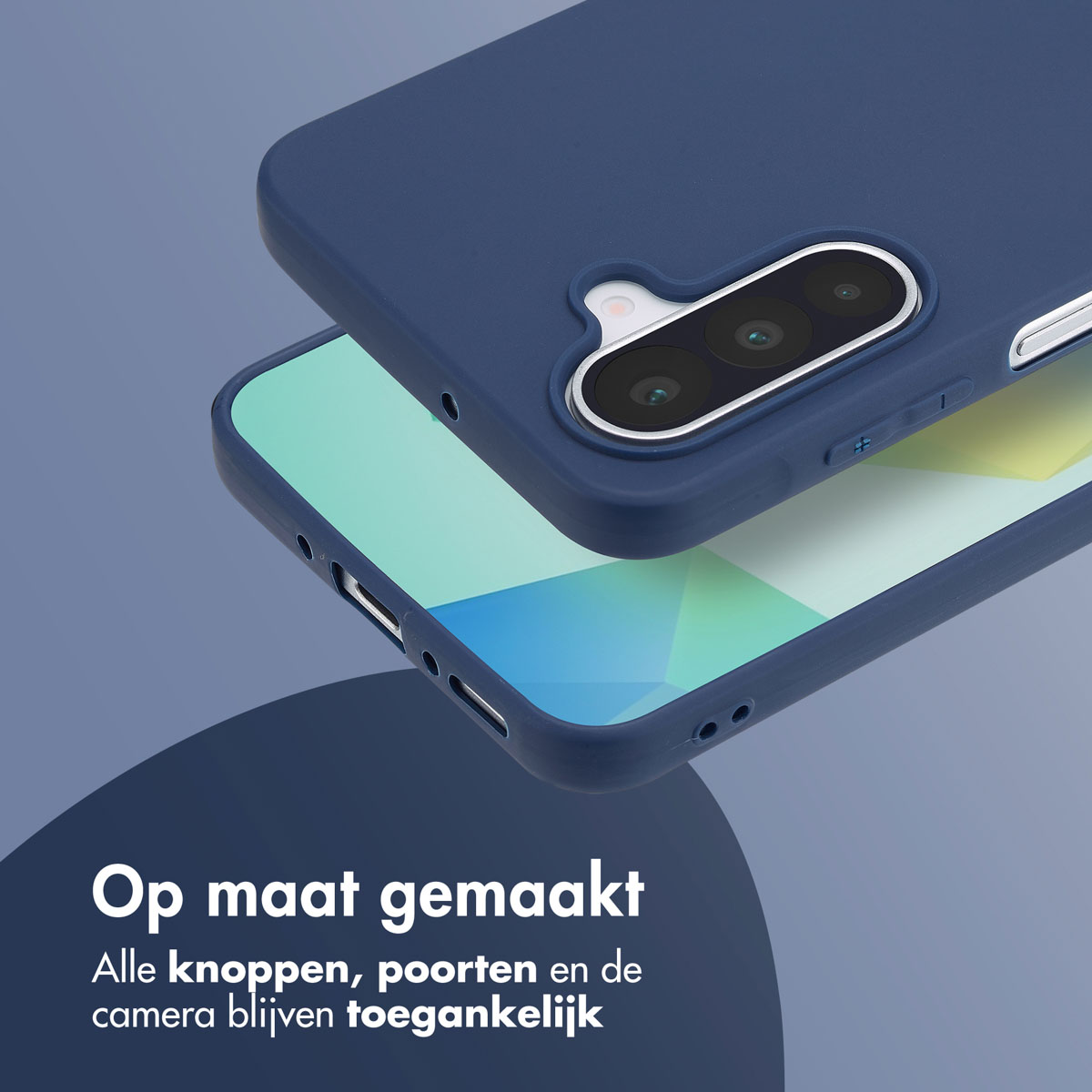 Een blauwe telefoonhoes, met een telefoon eronder zichtbaar. Tekst zegt 'Op maat gemaakt'. Achtergrond is blauw.