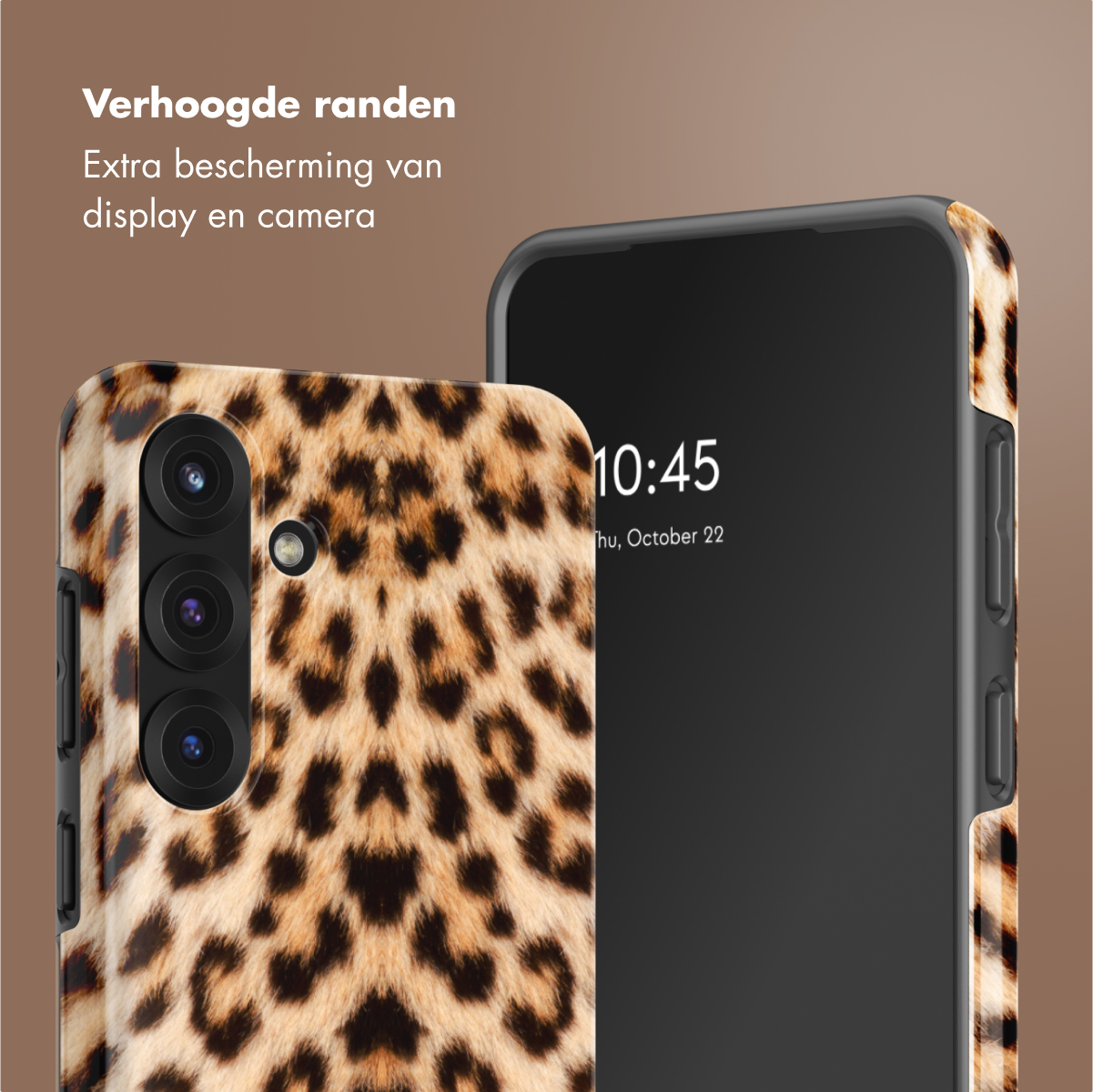 Telefoonhoesje met een luipaardprint. Telefoon rechts, toont de tijd. Bruine en beige achtergrond.