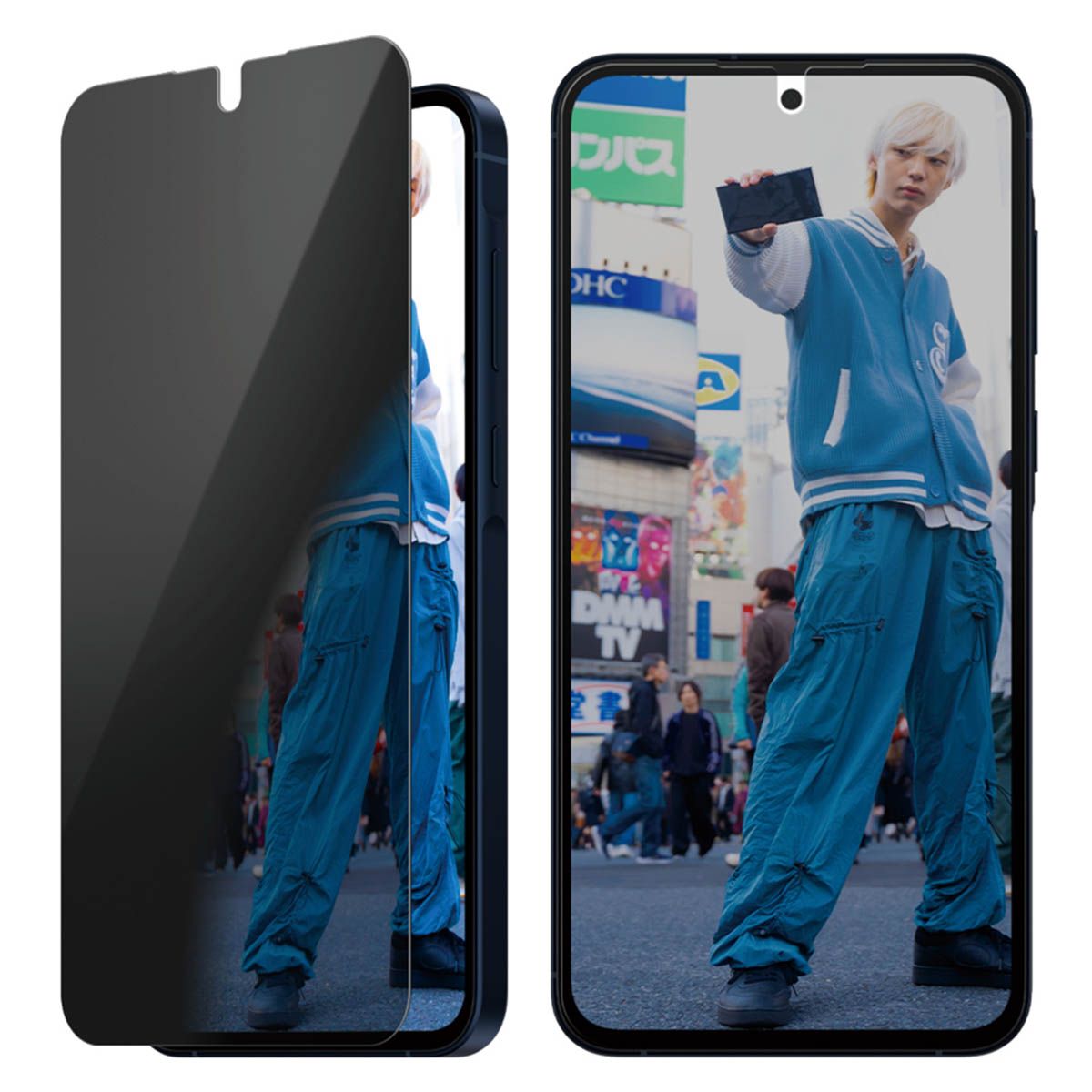 Telefono e protezione schermo. Il telefono mostra una persona con una giacca blu, in una città. Nero.