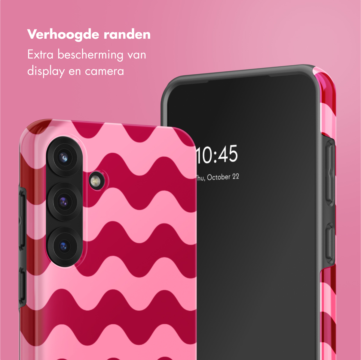Een telefoon met een roze hoes met golfpatroon, die de tijd op het scherm toont.