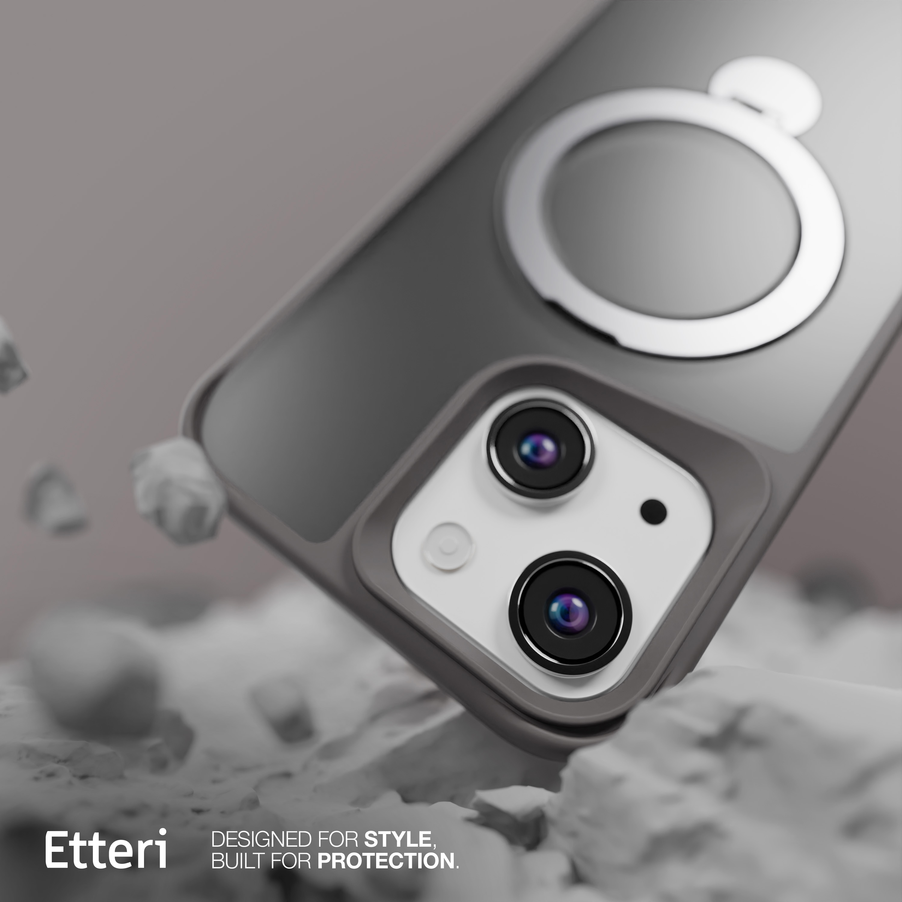 Una custodia per telefono con anello su superficie strutturata. Obiettivi della fotocamera a fuoco.