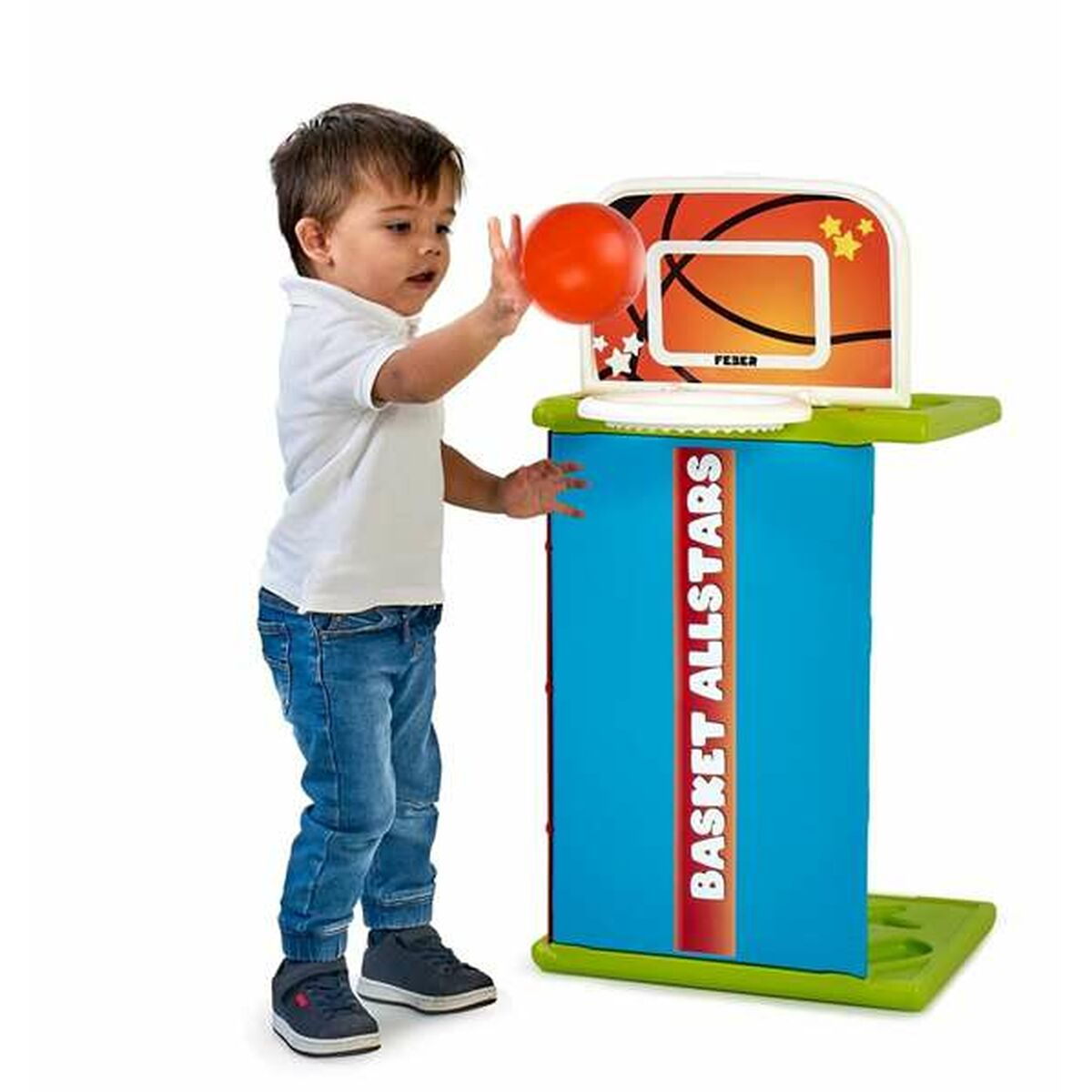 Un bambino tira un pallone da basket in un canestro giocattolo blu e verde. Il canestro dice 'BASKET ALLSTARS'.