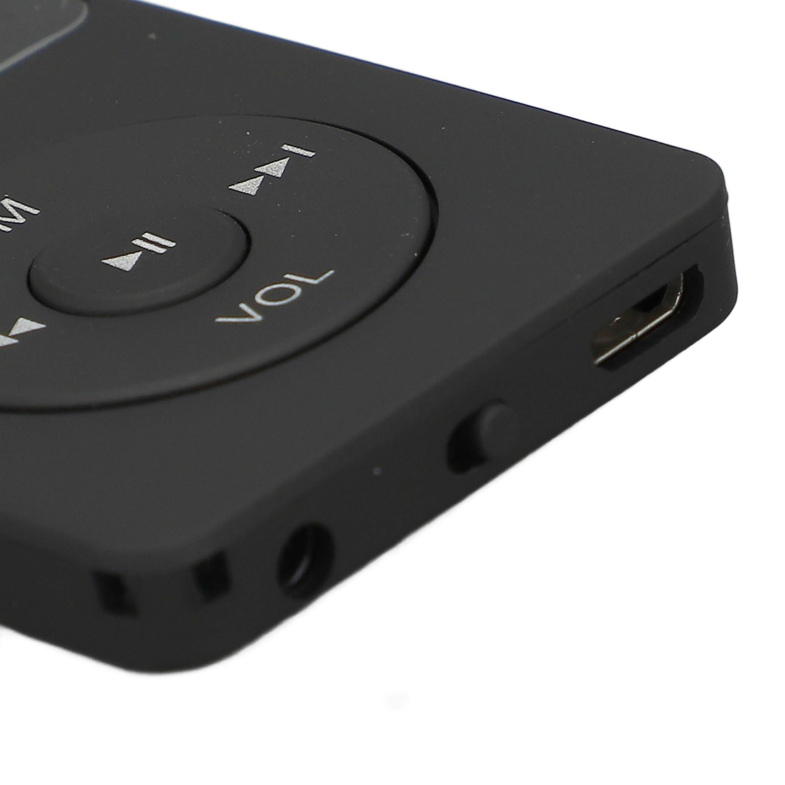 Nahaufnahme eines schwarzen MP3-Players mit Knöpfen und USB-Anschluss.