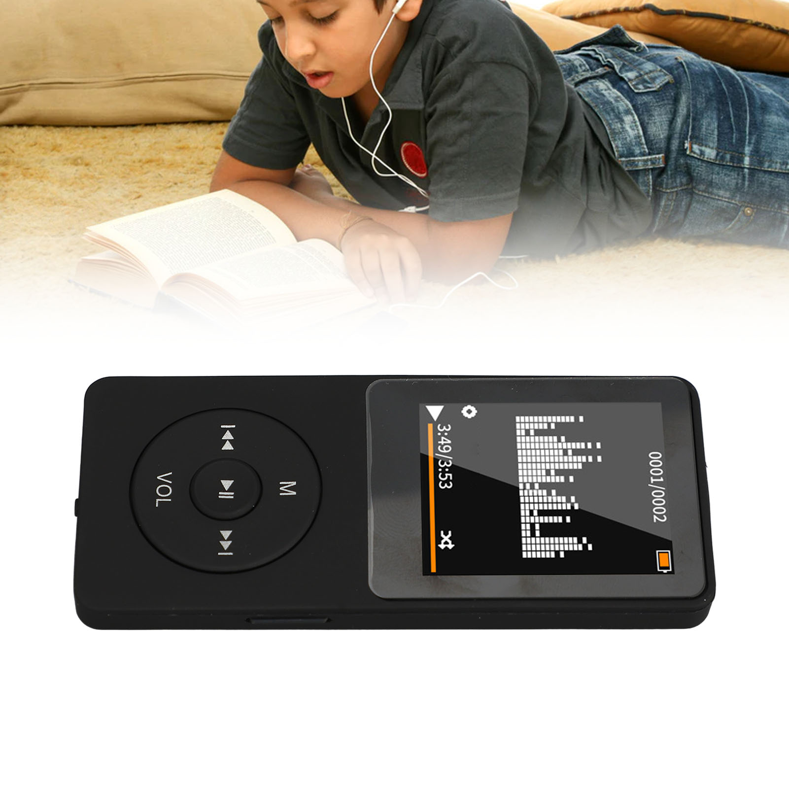 Ein Junge liest ein Buch mit Kopfhörern, im Vordergrund ein schwarzer MP3-Player.