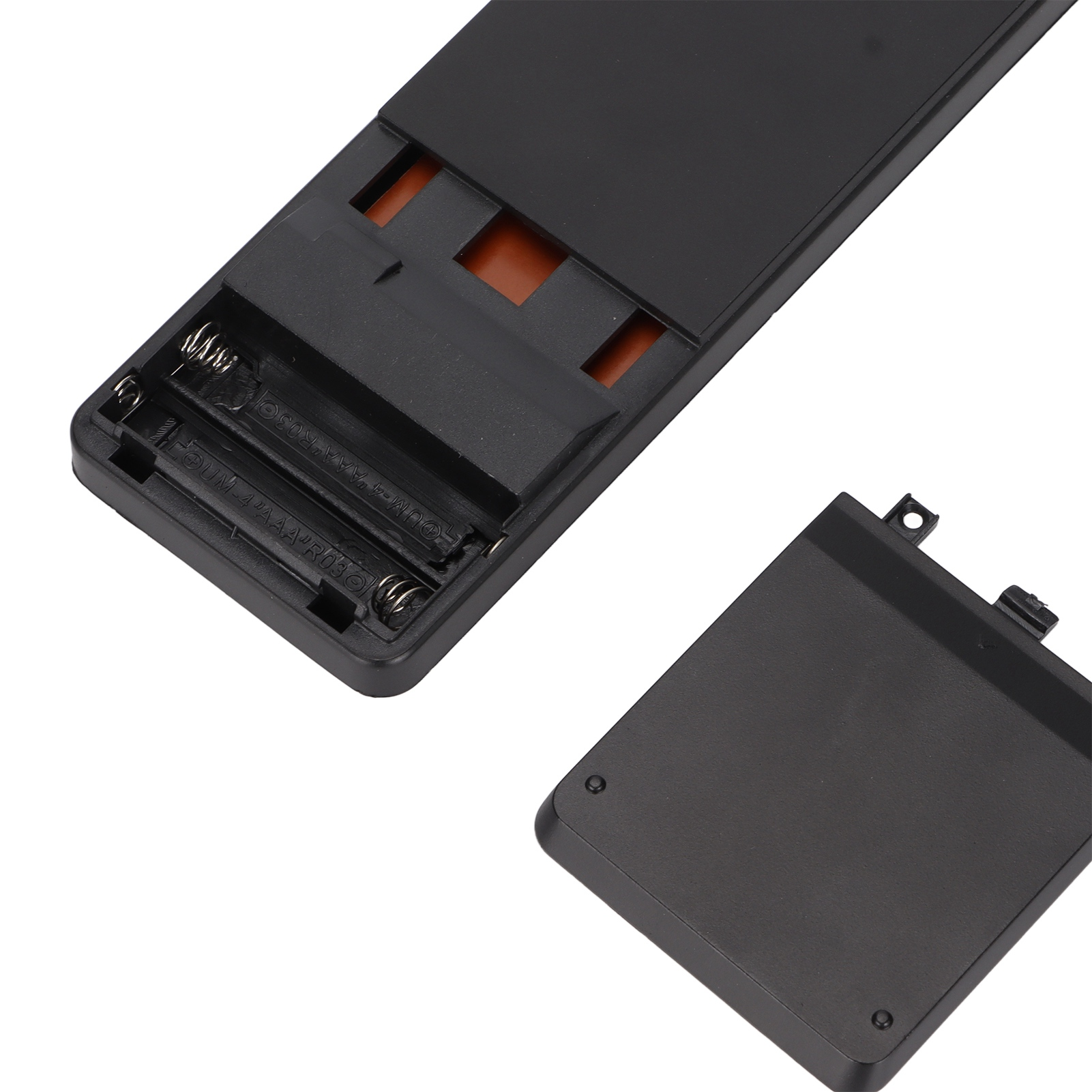 Geöffnete schwarze Fernbedienung mit Batteriefach, Batterien und Rückseite.